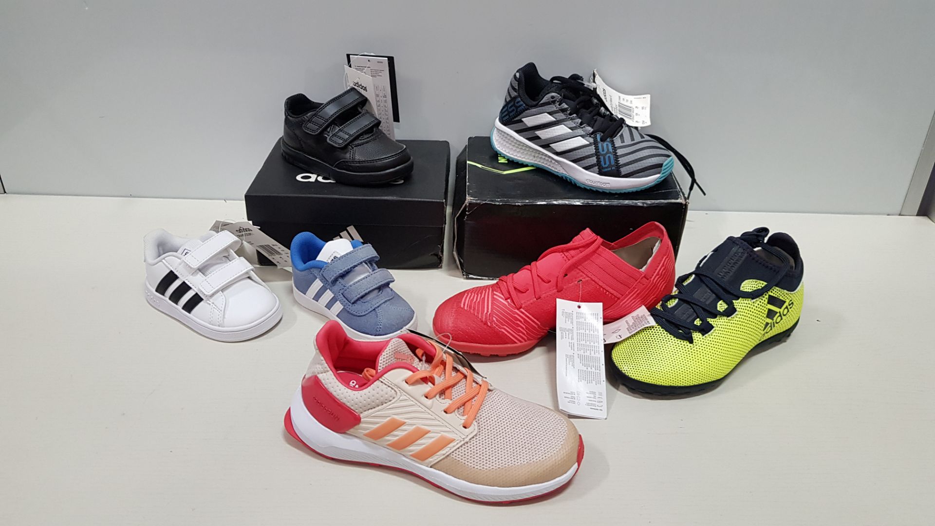 20 X BRAND NEW MIXED SPORTS FOOTWEAR LOT CONTAINING ADIDAS MESS TRAINERS, ADIDAS TANGO TRAINERS,