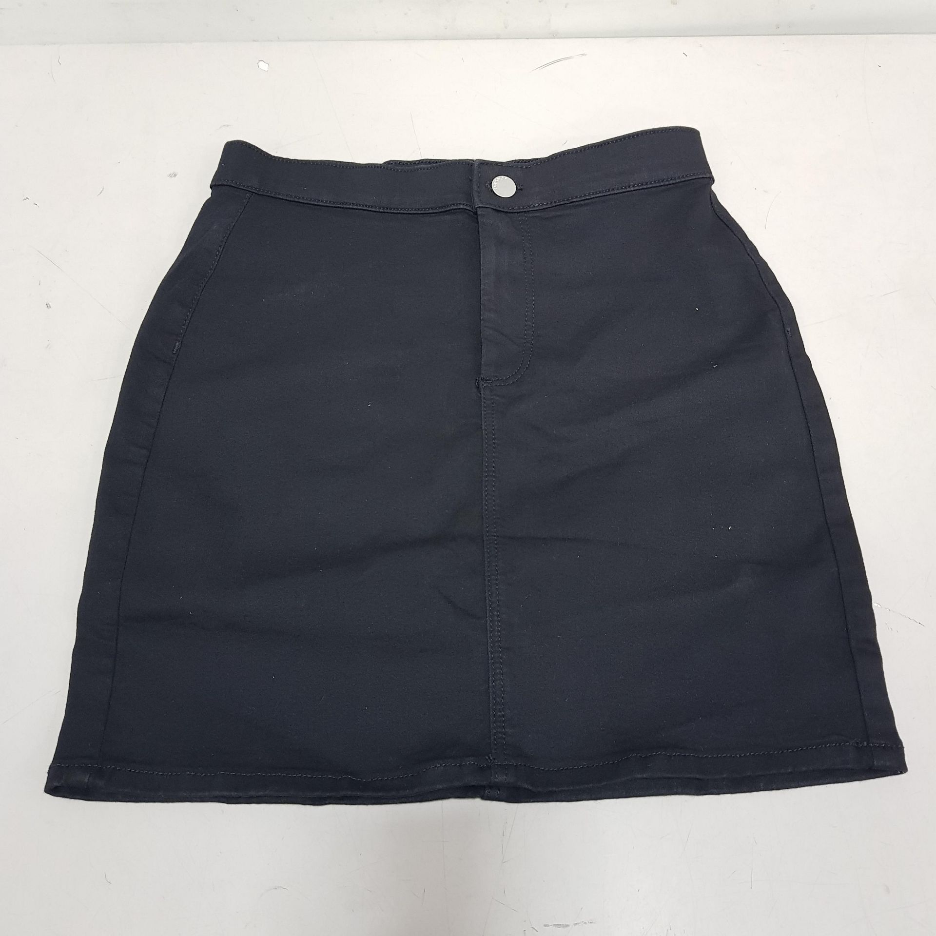 30 X BRAND NEW TOPSHOP BLACK DENIM SKIRTS IN SIZE UK 6, 12 AND 16 RRP-£25.00PP TOTAL RRP-£750.00