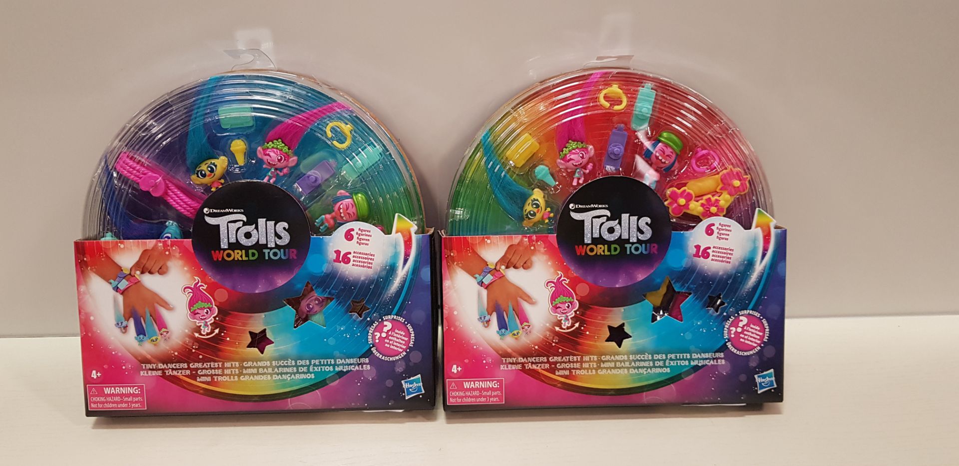 25 X BRAND NEW SETS OF 8 DREAMWORKS TROLLS WORLD TOUR TO INCLUDE 6 FIGURES AND 16 ACCESSORIES (