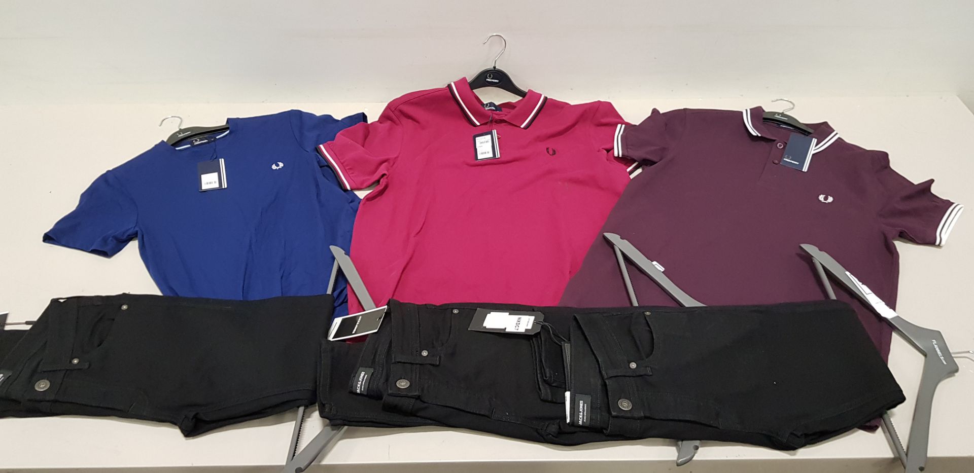 6 PIECE MIXED CLOTHING LOT CONTAINING 2 X FRED PERRY POLO SHIRTS, 1 X FRED PERRY CREWNECK SHIRT