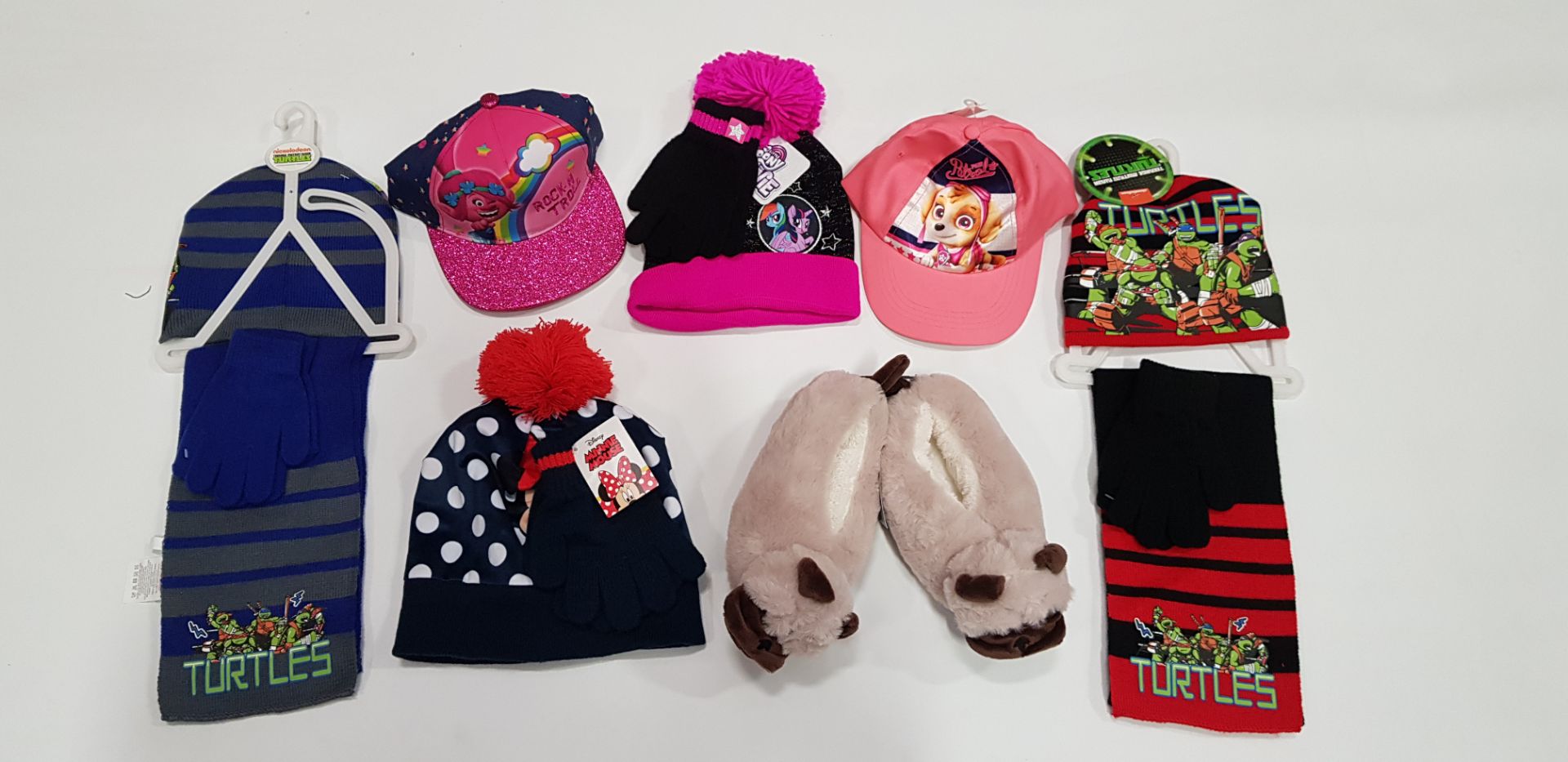 30 PIECE MIXED ACCESSORIES LOT CONTAINING SLUMBERZ SLIPPERS, ROCK N TROLL HATS, NICKELODEON