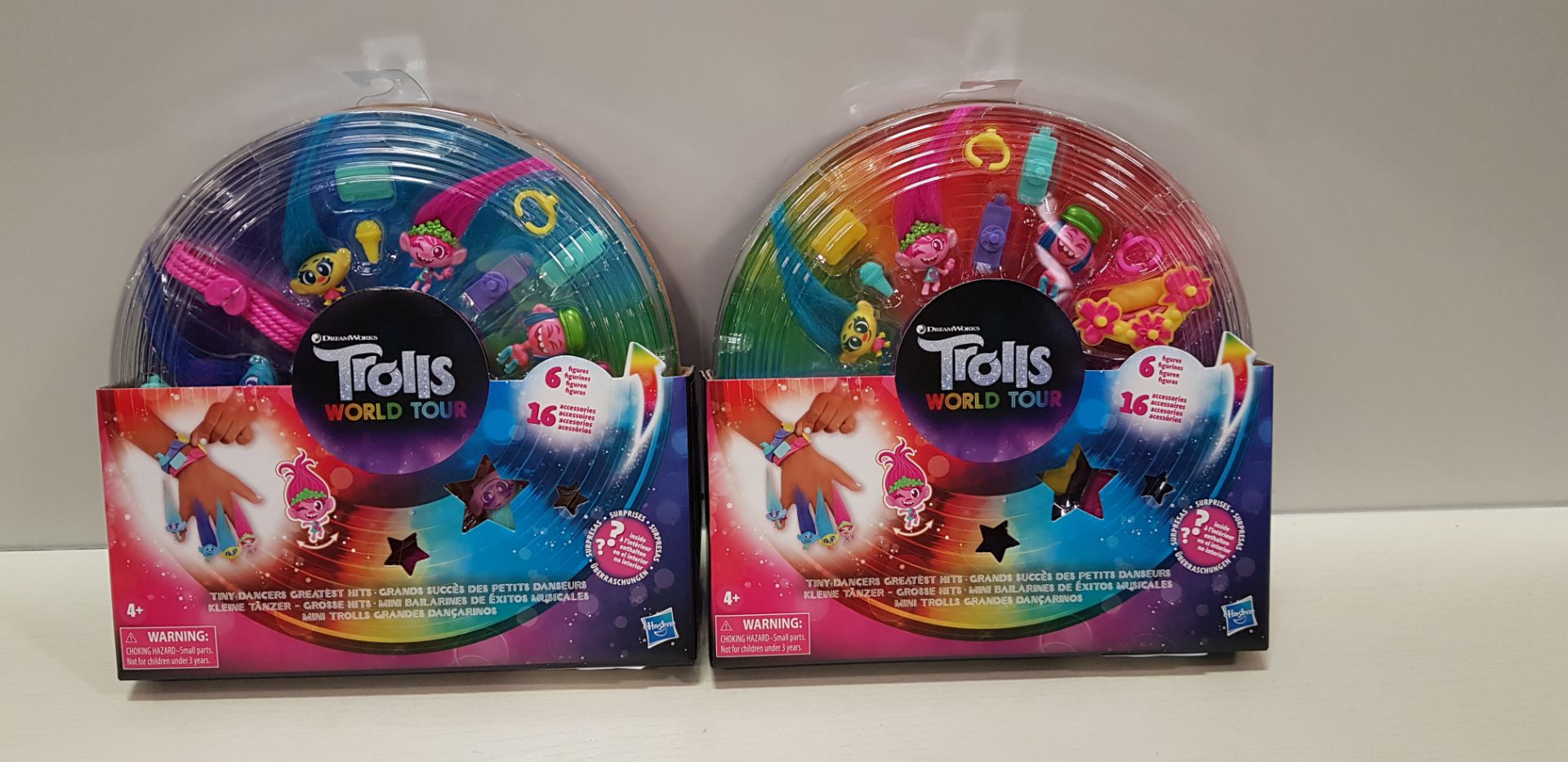25 X BRAND NEW SETS OF 8 DREAMWORKS TROLLS WORLD TOUR TO INCLUDE 6 FIGURES AND 16 ACCESSORIES (