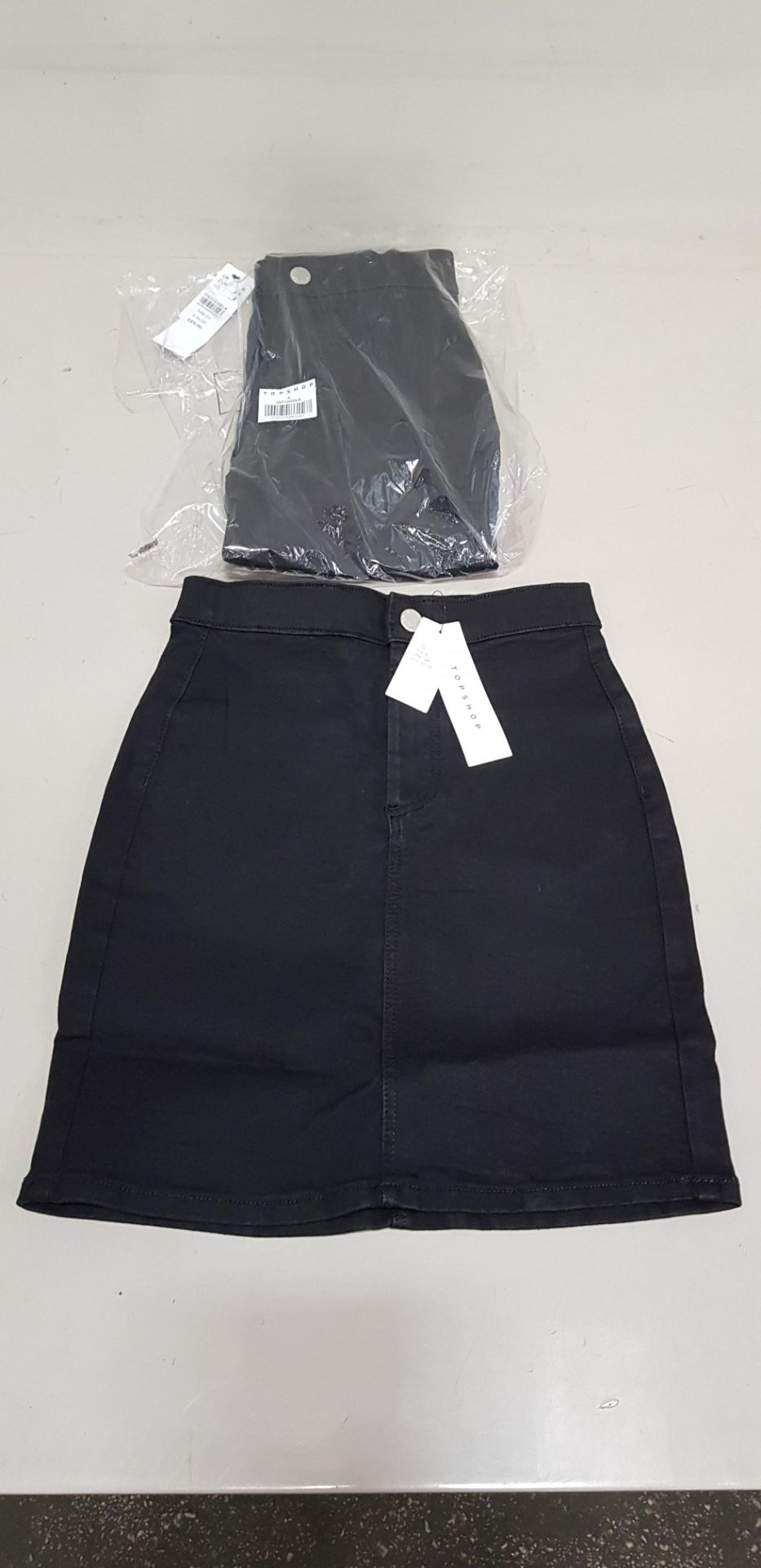 20 X BRAND NEW TOPSHOP BLACK DENIM SKIRTS UK SIZE 6 RRP £25.00 (TOTAL RRP £500.00)