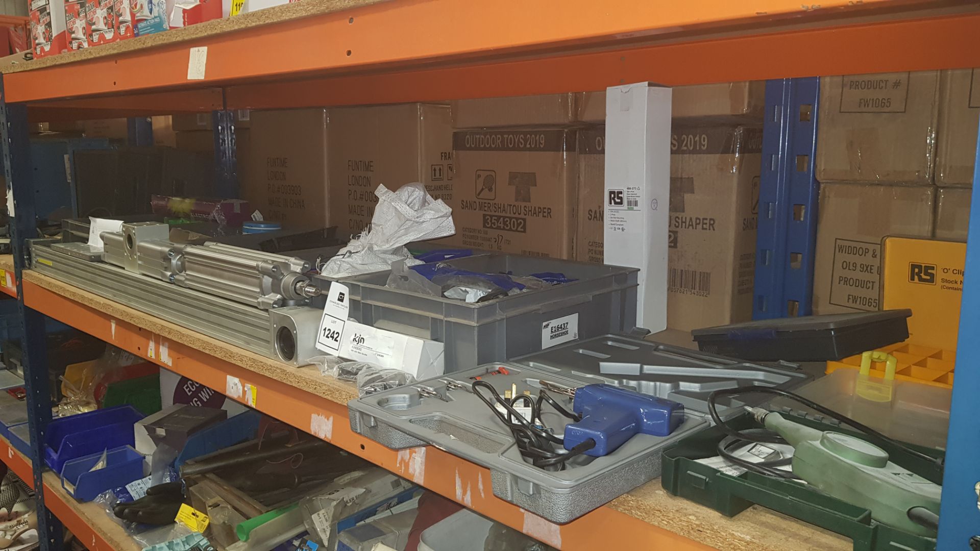 FULL SHELF CONTAINING 5 TRAYS (+LOOSE) OF VARIOUS TOOLS AND COMPONENTS TO INCLUDE FAITHFULL