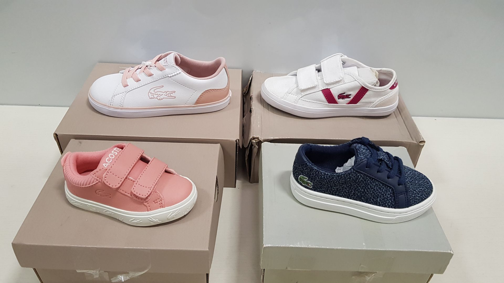 19 X BRAND NEW MIXED SPORTS FOOTWEAR LOT CONTAINING LACOSTE WHITE TRAINERS, LACOSTE WHITE PUMPS,
