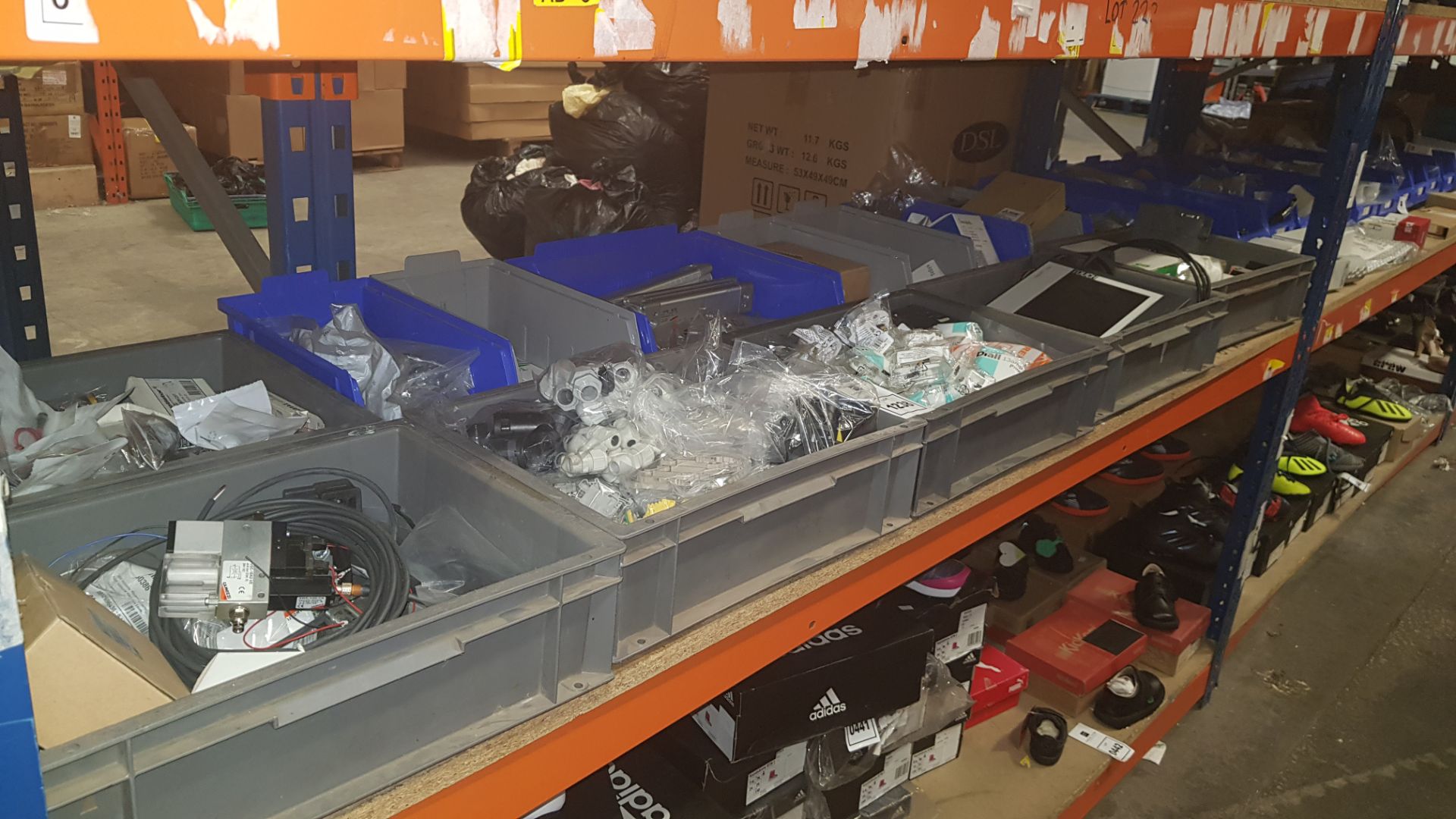 FULL SHELF CONTAINING 14 TRAYS OF VARIOUS COMPONENTS AND MACHINE PARTS TO INCLUDE DIALL 13AMP PLUGS,