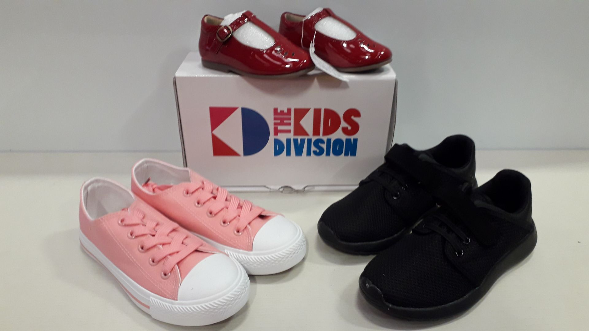 46 X PIECE MIXED BRAND NEW SHOE LOT CONTAINING THE KIDS DIVISION RED OPEN FOOT SHOES, JD WILLIAMS