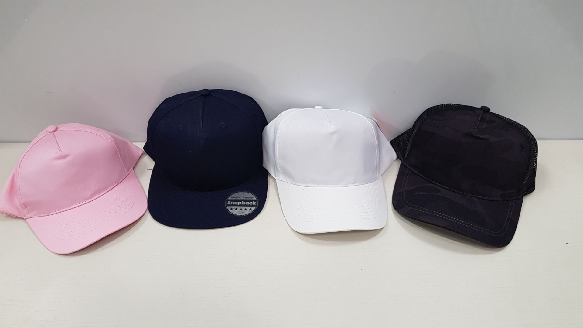 120 X BRAND NEW MIXED HAT LOT CONTAINING BEECHFIELD AND RESULT CAPS IN VARIOUS COLOURS