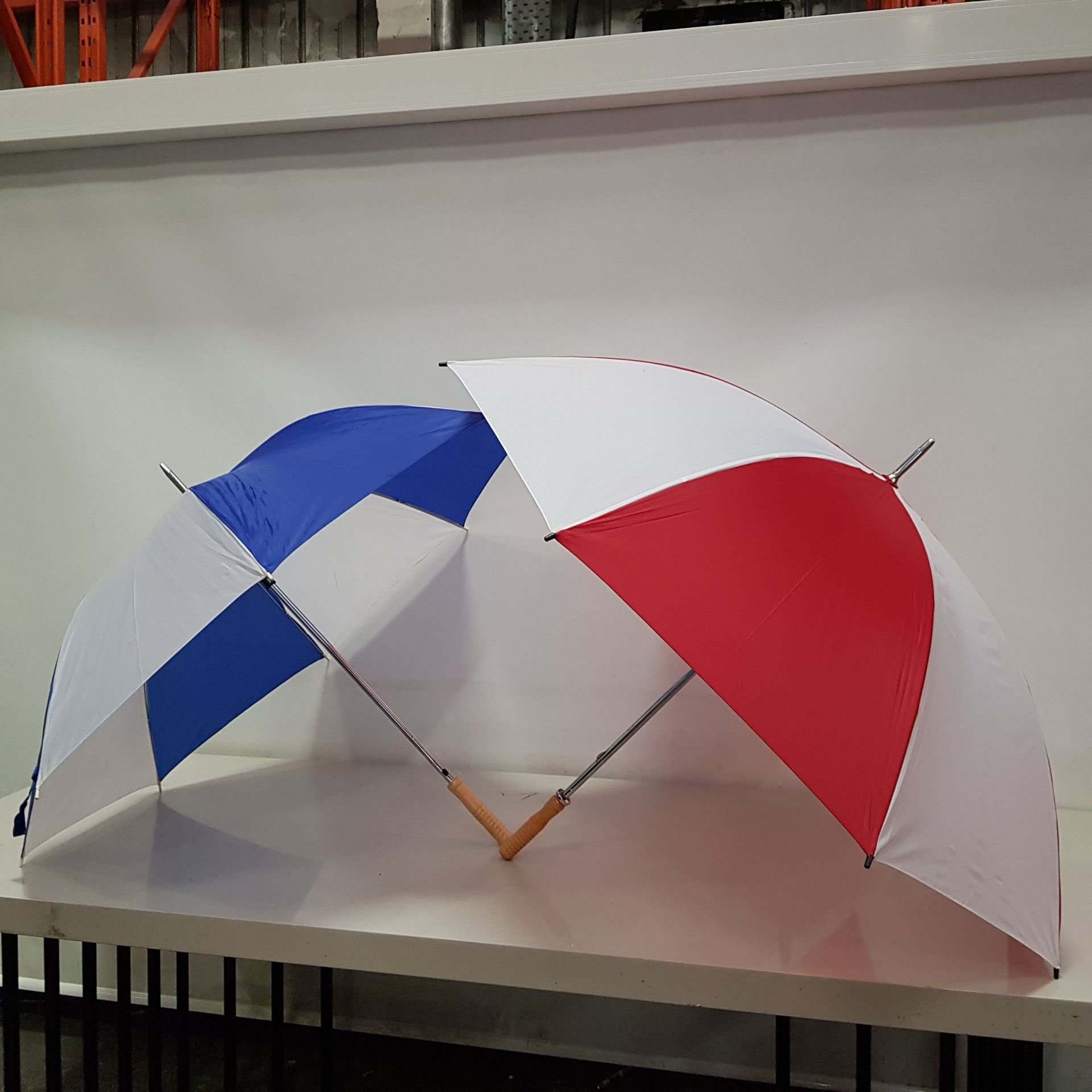 40 X BRAND NEW LARGE UMBRELLAS IN 2 STYLES TO INCLUDE RED & WHITE AND BLUE & WHITE (4 BOXES)