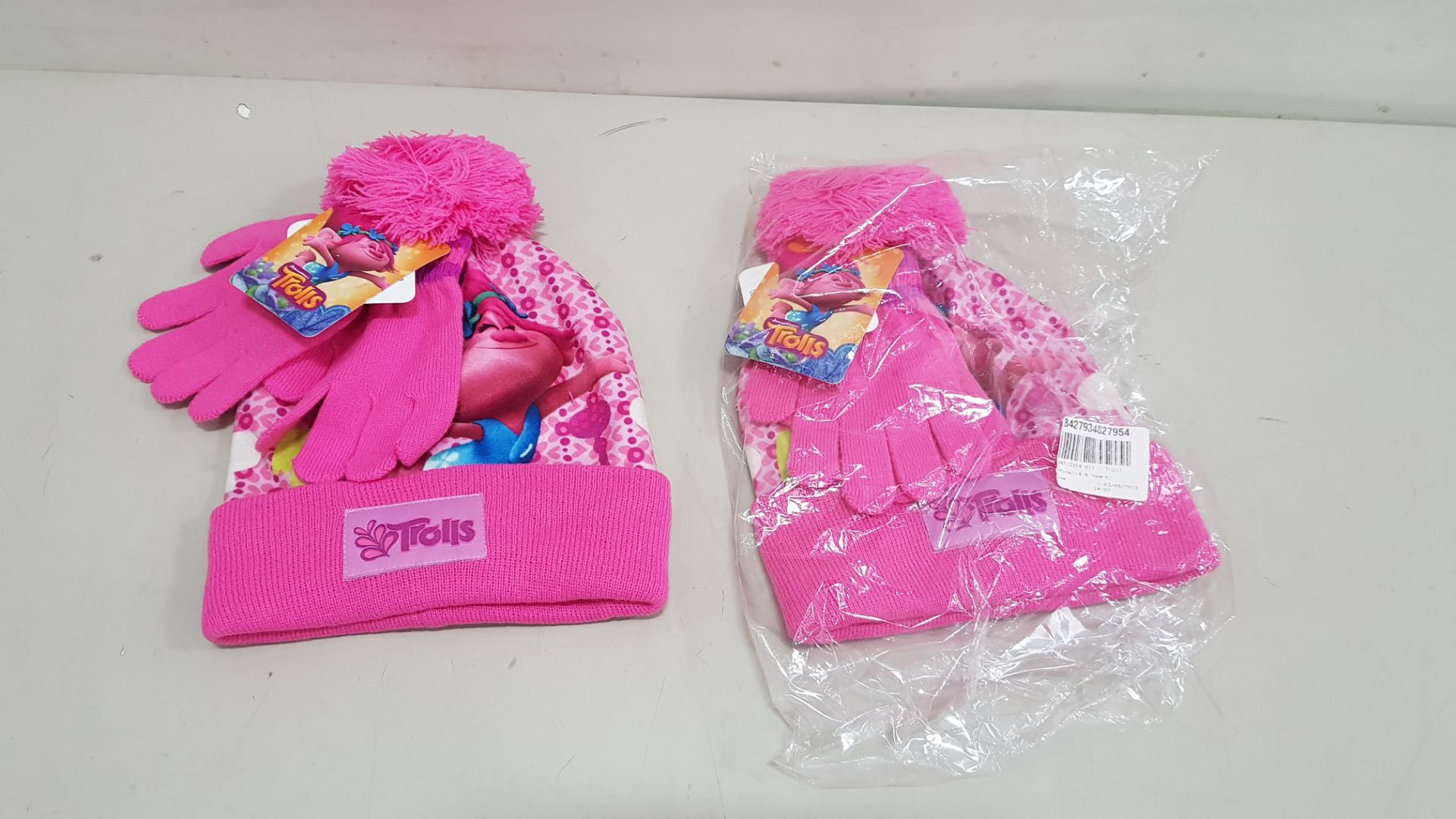 25 PIECE MIXED TROLLS CLOTHING LOT CONTAINING TROLLS CAPS, BEANIE HATS AND GLOVES ETC