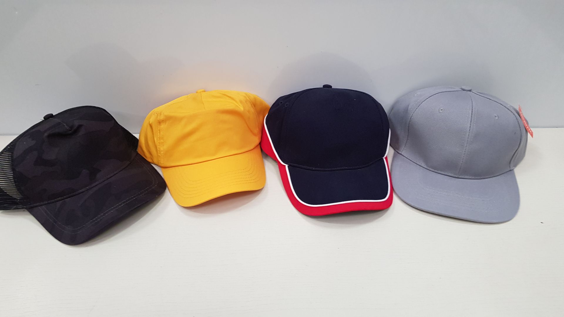 60 X BRAND NEW MIXED HAT LOT CONTAINING BEECHFIELD AND RESULT CAPS IN VARIOUS COLOURS