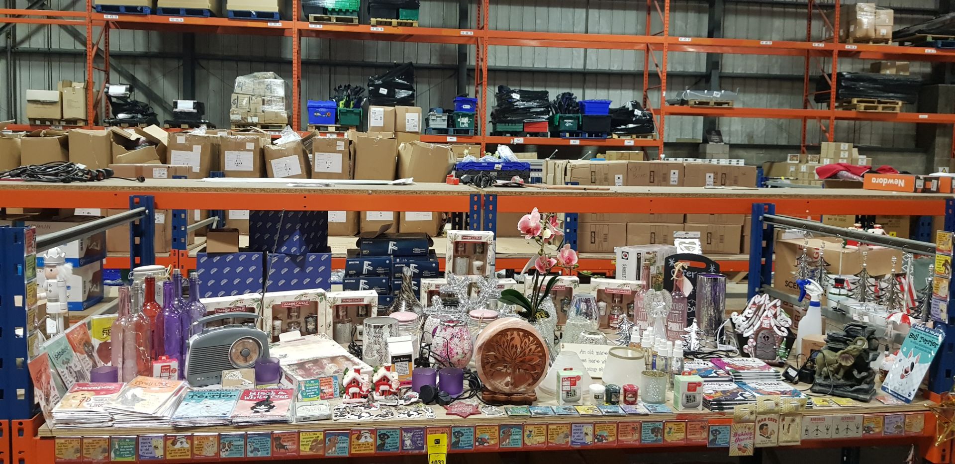 FULL BAY CONTAINING FRIDGE MAGNETS, SALT LAMP, YANKEE CANDLE ACCESSORIES, WATER FLOWER, GLASSES,