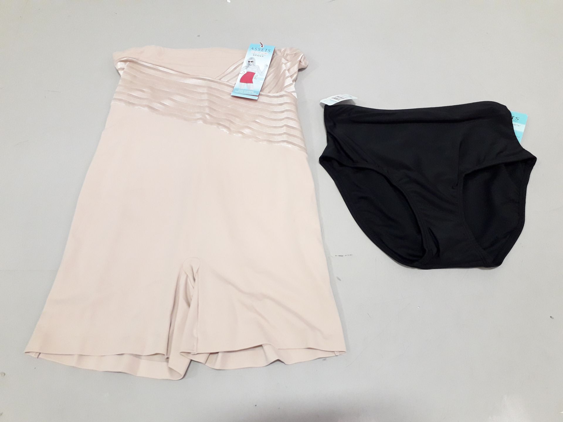 17 PIECE SPANX LOT CONTAINING 8 X GLAM HIGH-WAIST GIRL SHORTS IN NUDE COLOUR ( SIZE 3X ) RRP $ 46.00