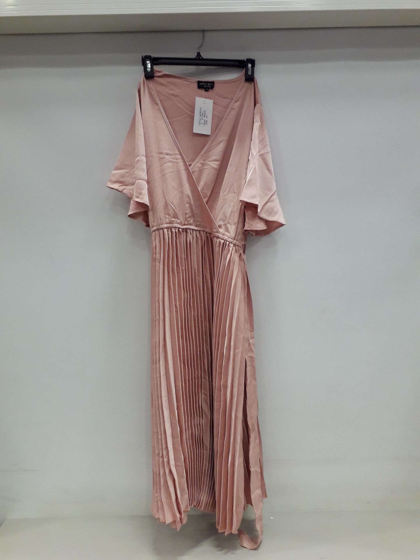 33 X BRAND NEW IN THE STYLE MIDI DRESS IN PEACH PLEATED COLOUR AND SIZES TO INCLUDE ( 18 / 20 )