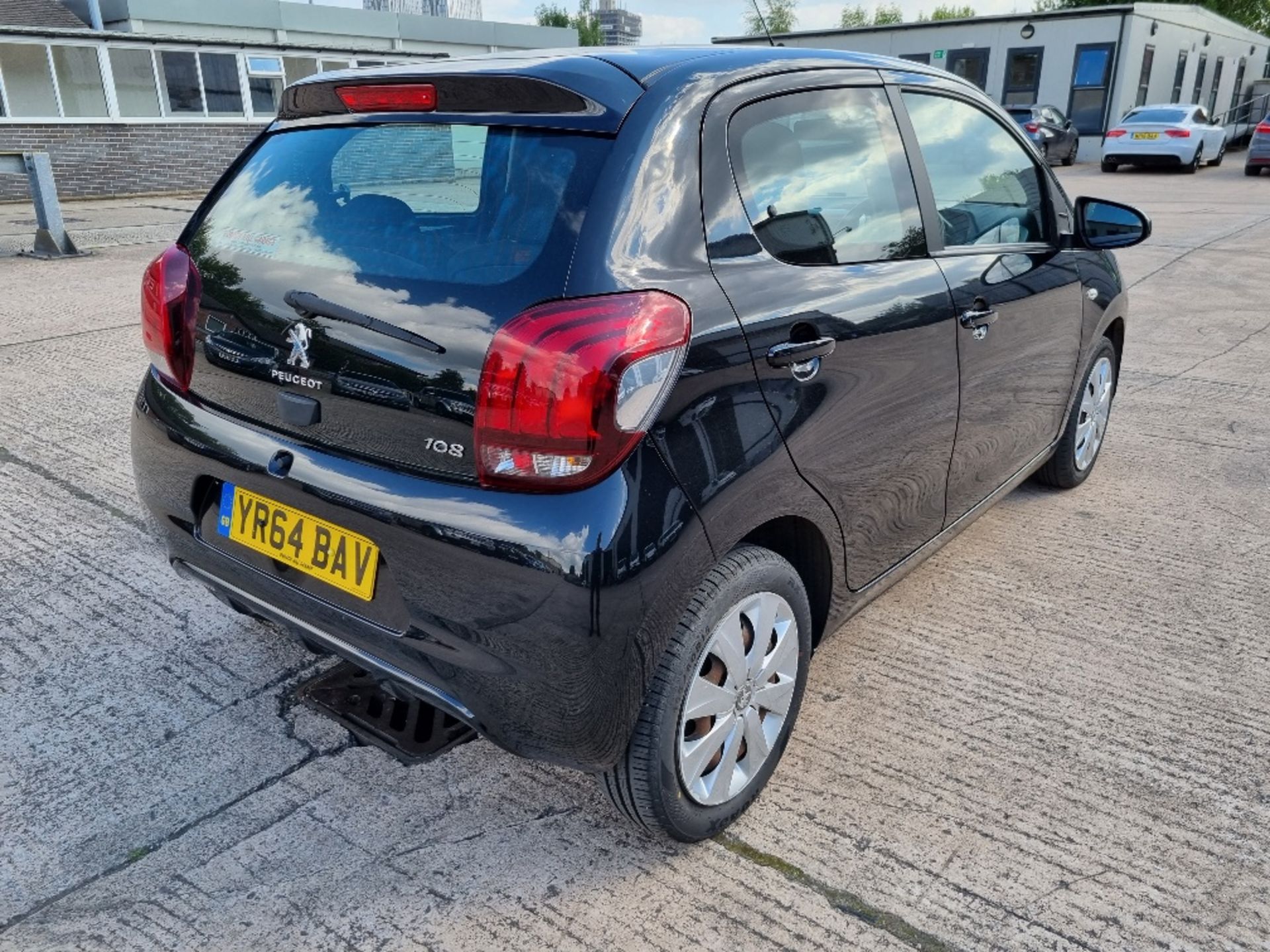 BLACK PEUGEOT 108 ACTIVE. Reg : YR64 BAV Mileage : 47023 Details: ENGINE SIZE: 998CC, 2 KEYS, WITH - Bild 3 aus 9