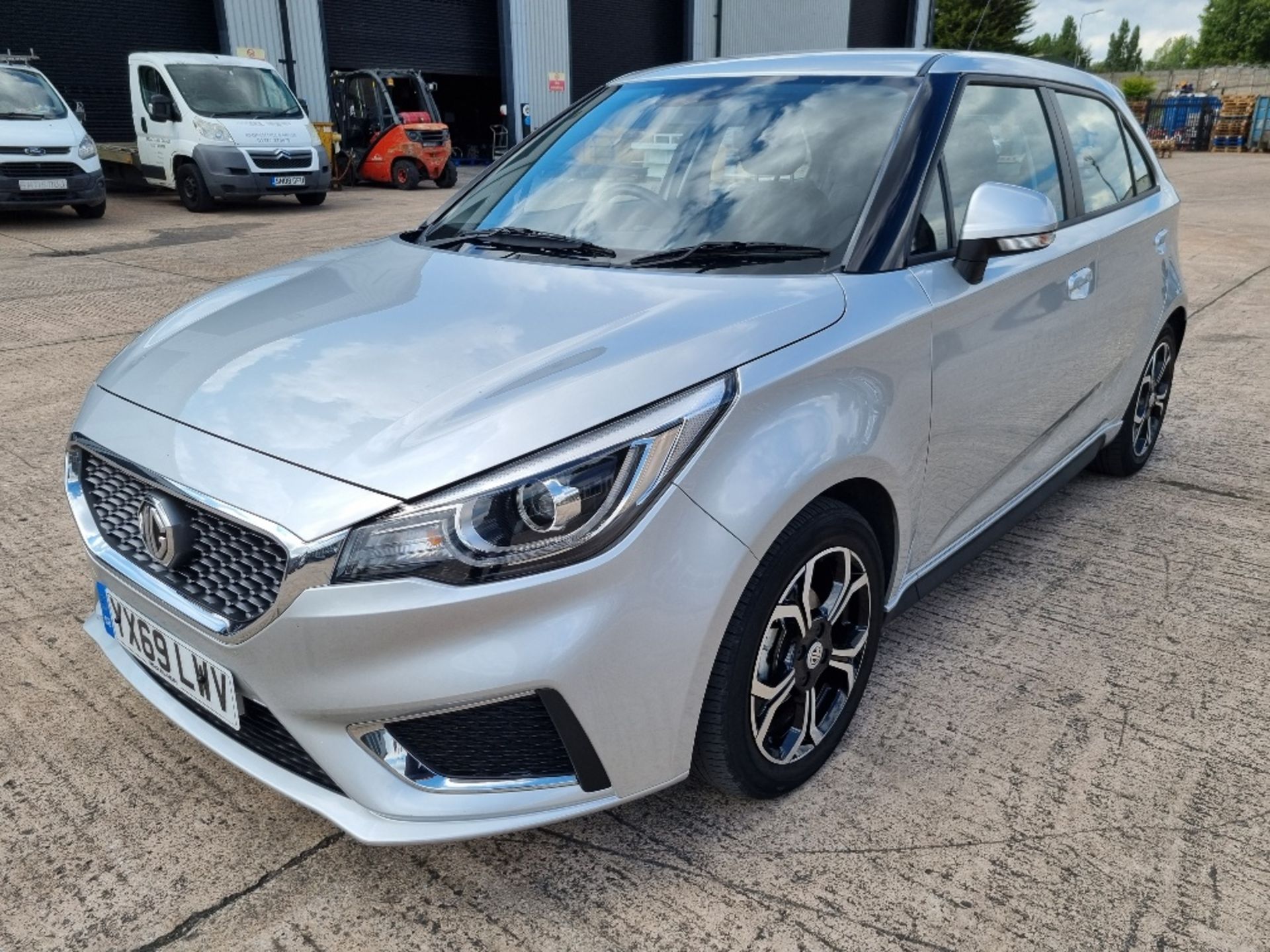 SILVER MG 3 EXCLUSIVE VTI-TECH. Reg : YX69 LWV Mileage : 17065 Details: ENGINE SIZE: 1498CC, 2 KEYS, - Bild 2 aus 9