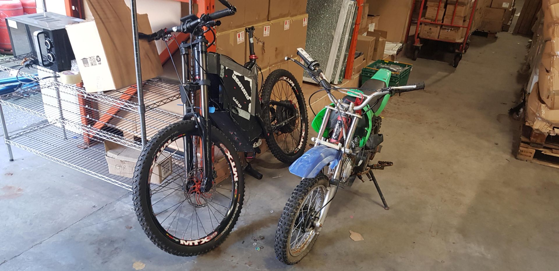 2 PIECE MIXED BIKE LOT CONTAINING 1 X MOTO MADDNESS 125 CC PIT BIKE ( NOT IN WORKING CONDITION ) (
