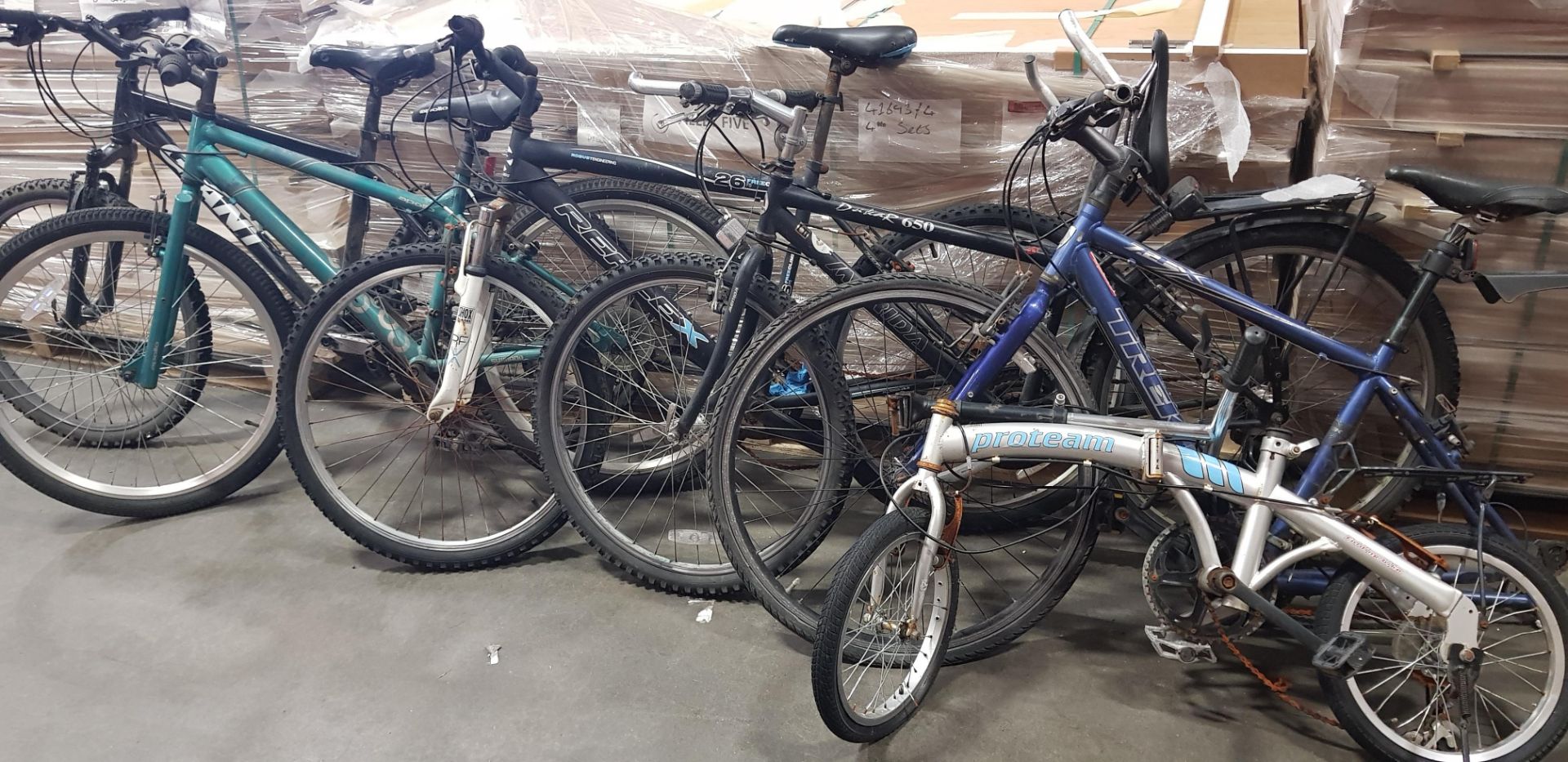 MIXED TRADE LOT OF 6 BIKES CONTAINING MERIDA 650 BIKE , REFLEX FREE CLIMB 26 BIKE , GIANT BIKE ,