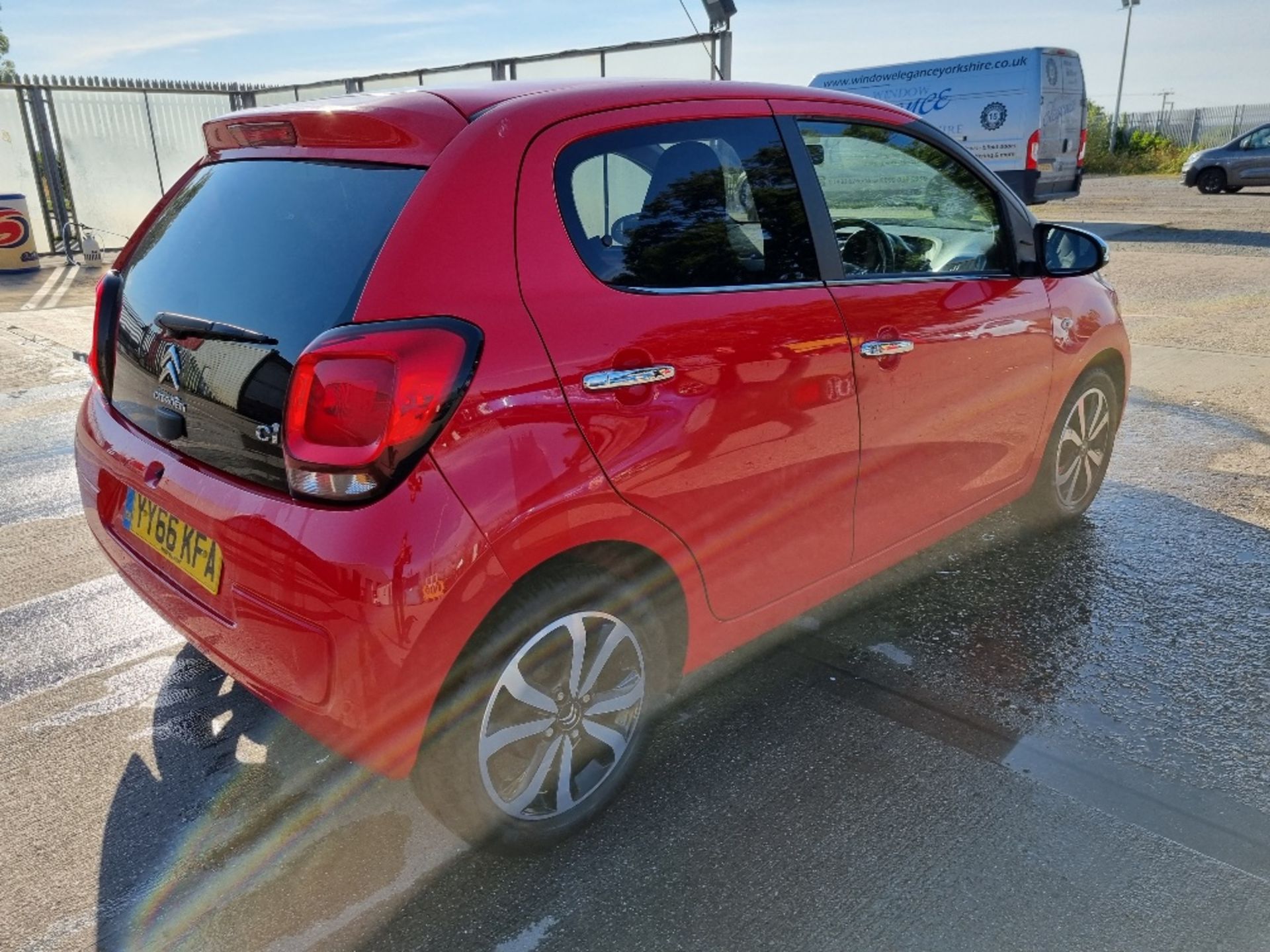 RED CITROEN C1 FLAIR PURETECH 5 DOOR HATCHBACK REG: YY66 KFA MILEAGE : 37,724 ENGINE SIZE : 1200CC 5 - Bild 3 aus 9