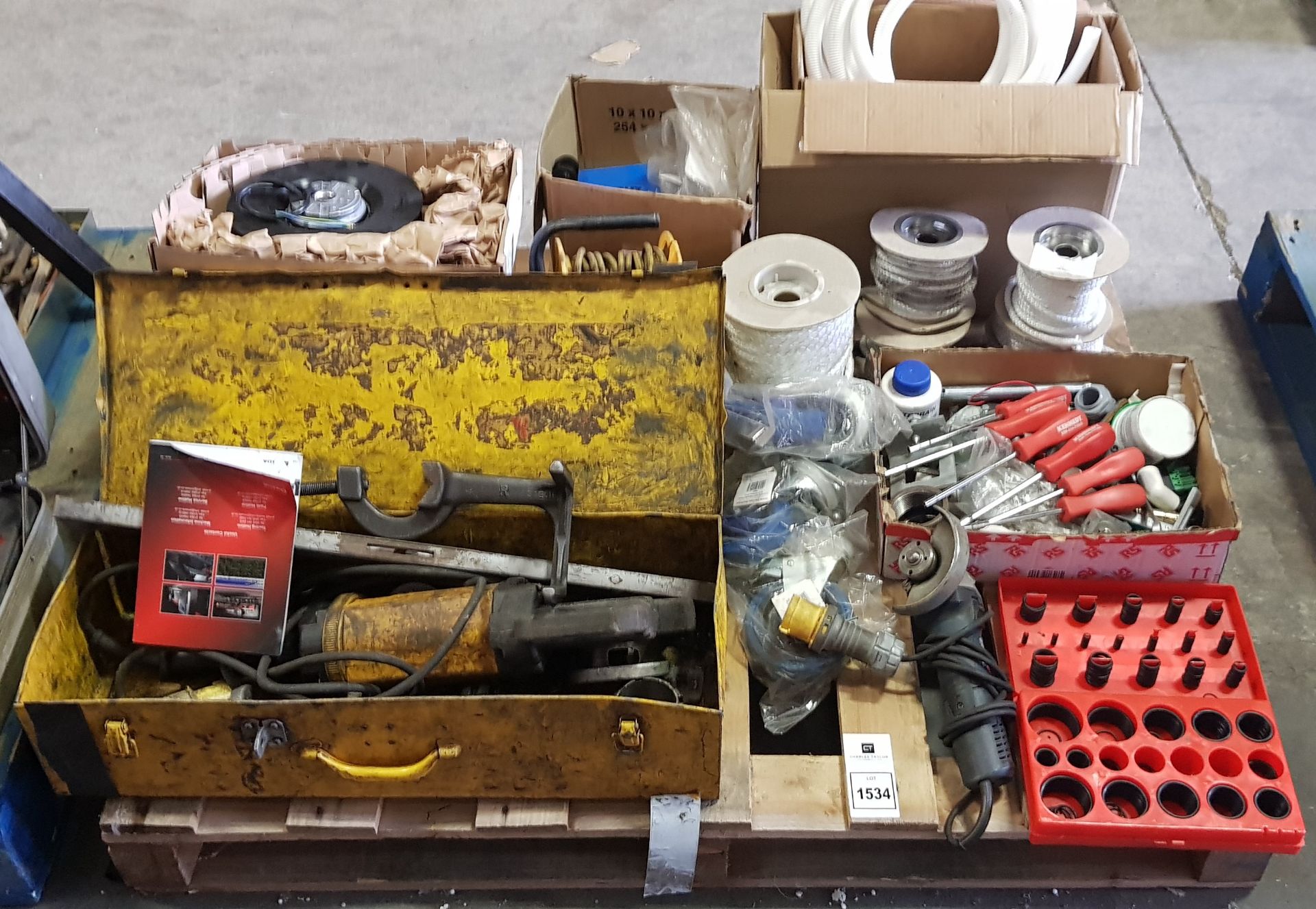 MIXED TOOL LOT CONTAINING LARGE REMS PROFFESIONAL RETHREADER WITH VARIOUS ATTACHMENTS OF SIZES ,