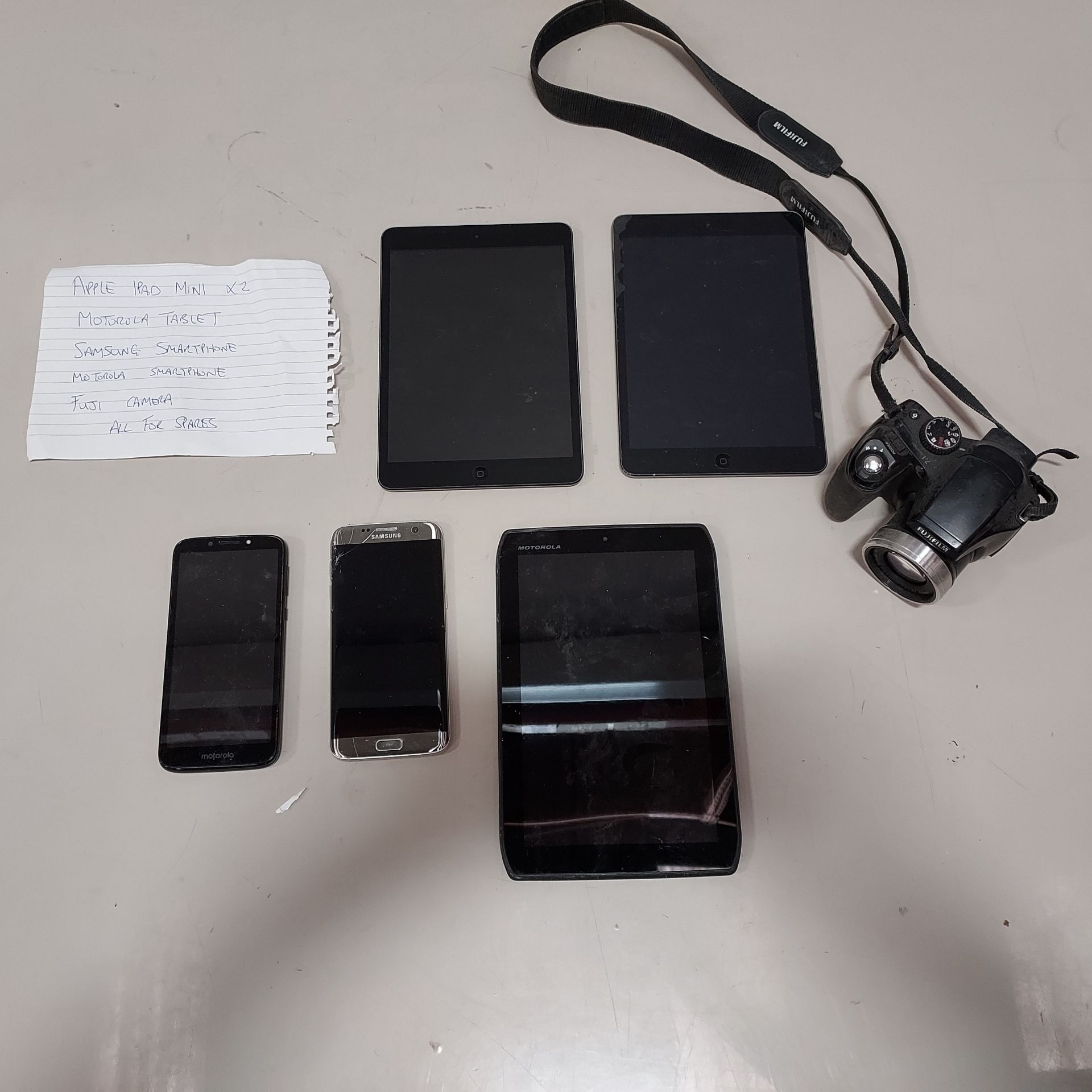 6 PIECE LOT TO INLCUDE 2 X APPLE IPAD MINI - 1 X MOTOROLA TABLET - 1X SAMSUNG SMARTPHONE - 1X