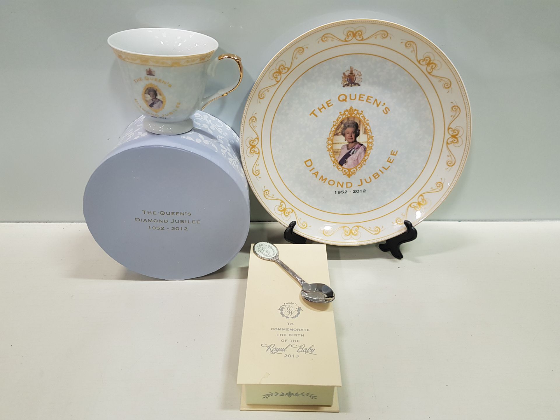192 X BRAND NEW THE QUEENS DIAMOND JUBILEE COMMEMORATIVE PLATE ON A STAND - IN 24 BOXES PLUS 69 X