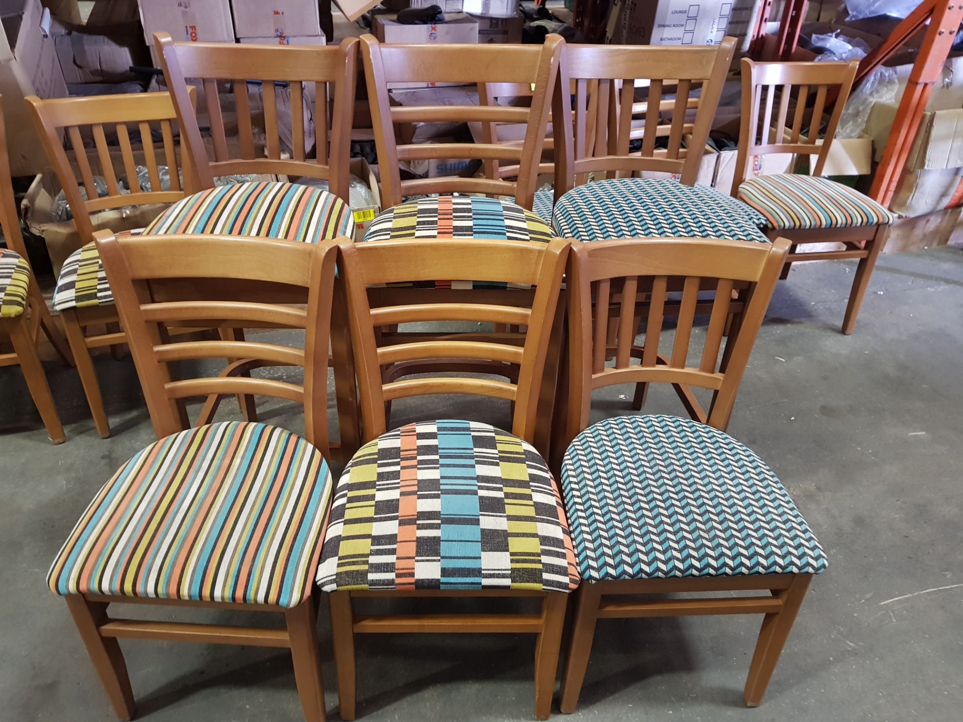 15 X SINGLE DINING CHAIRS WITH FABIC BASE AND WOODEN BACK REST - 10 X CHAIRS - SEATING HEIGHT 45