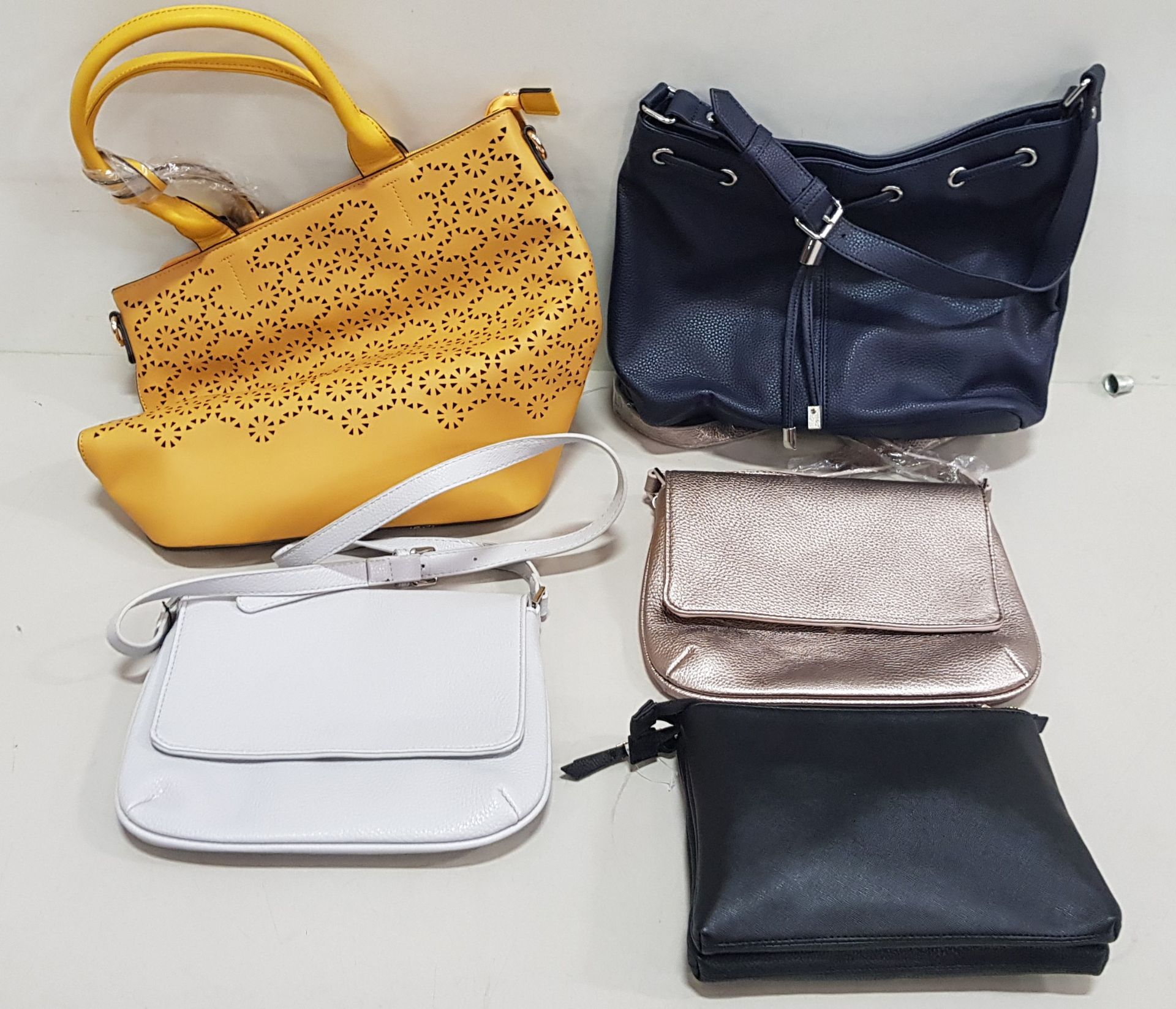 18 X BRAND NEW WOMENS HANDBAGS IN VARIOUS STYLES AND SIZES