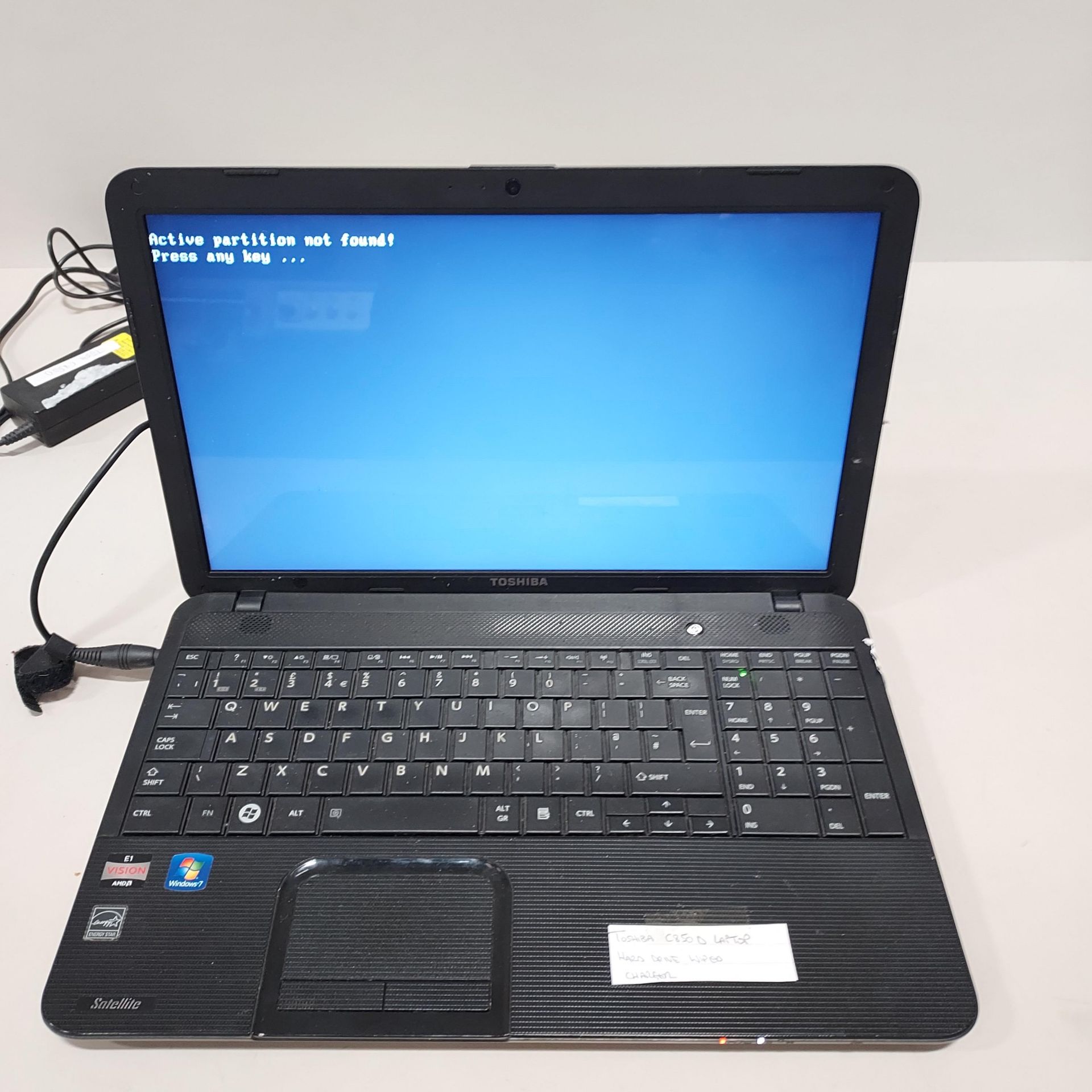 1 X TOSHIBA C850 D LAPTOP - HARD DRIVE WIPED - NO OS - WITH CHARGER