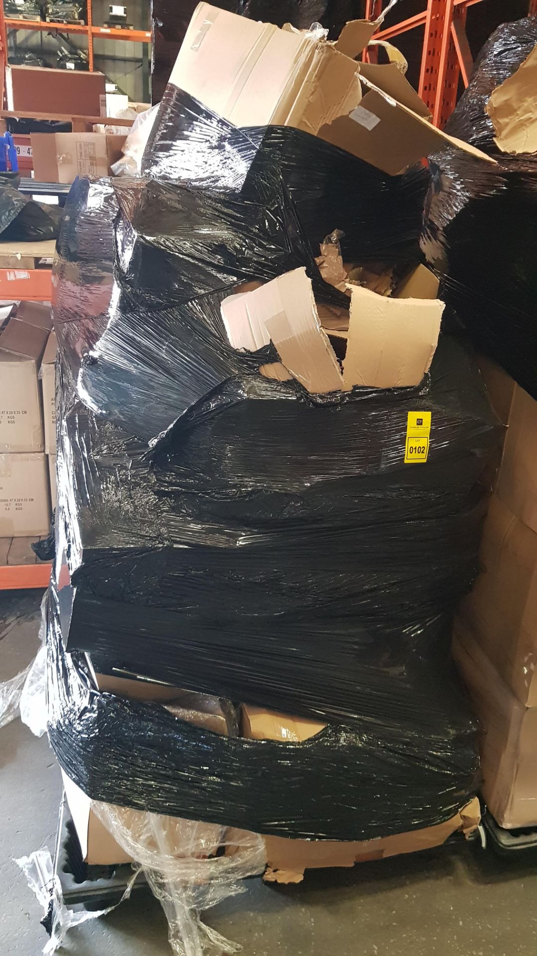 1 X FULL PALLET OF VARIOUS MISGUIDED CLOTHES HANGERS INCLUDES WOODEN AND PLASTIC HANGERS ( 190 CM - Image 2 of 2