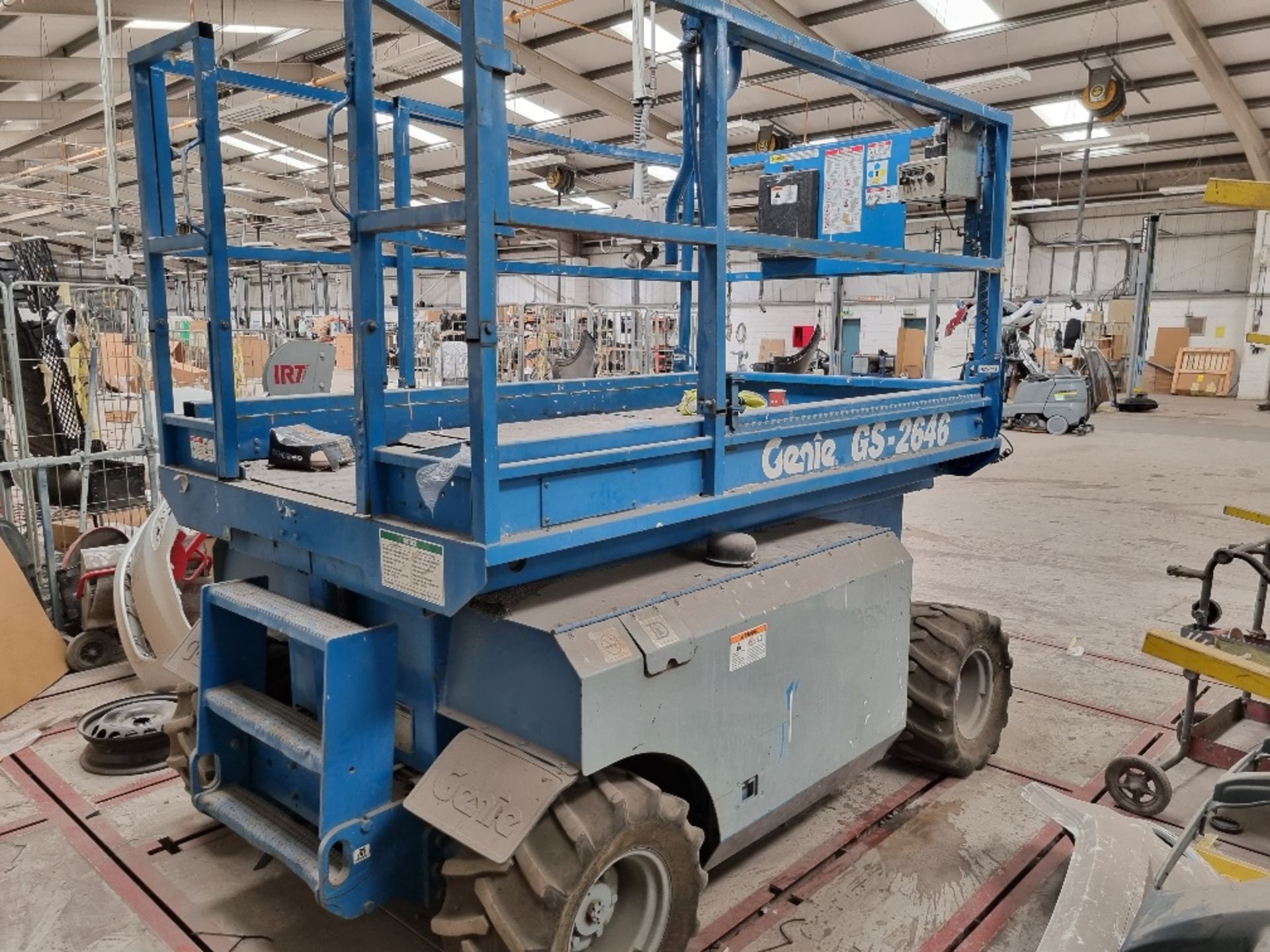 GENIE GS 2646 IL 4 WHEEL E-DRIVE SLAB BATTERY OPERATED PLATFORM SCISSOR LIFT (S/N. 19355) 9.8M - Image 2 of 3