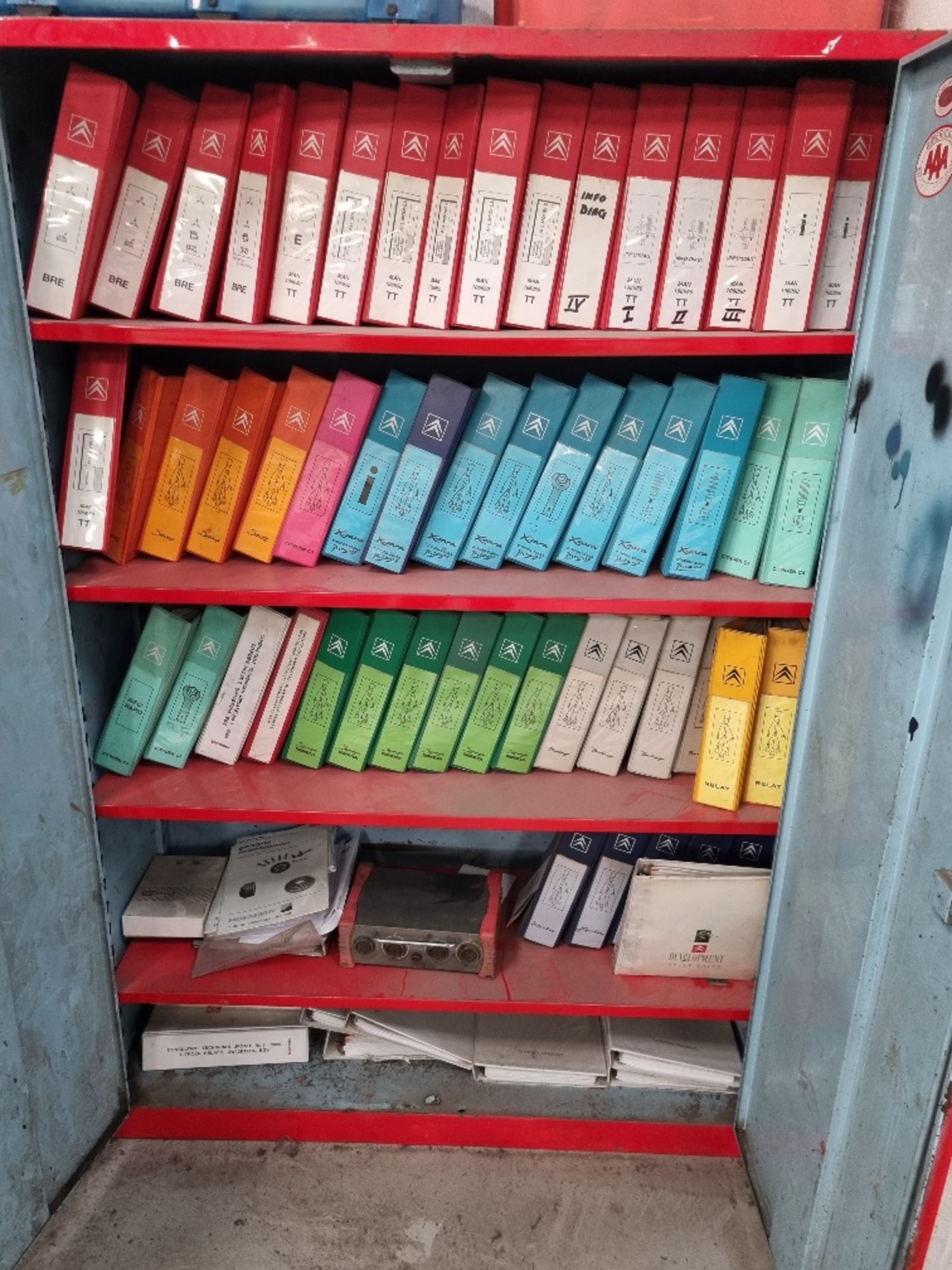 METAL STORAGE CUPBOARD CONTAINING APPROX 53 CITROEN MANUALS FOR VARIOUS MODELS INCLUDING BERLINGO, - Image 2 of 2