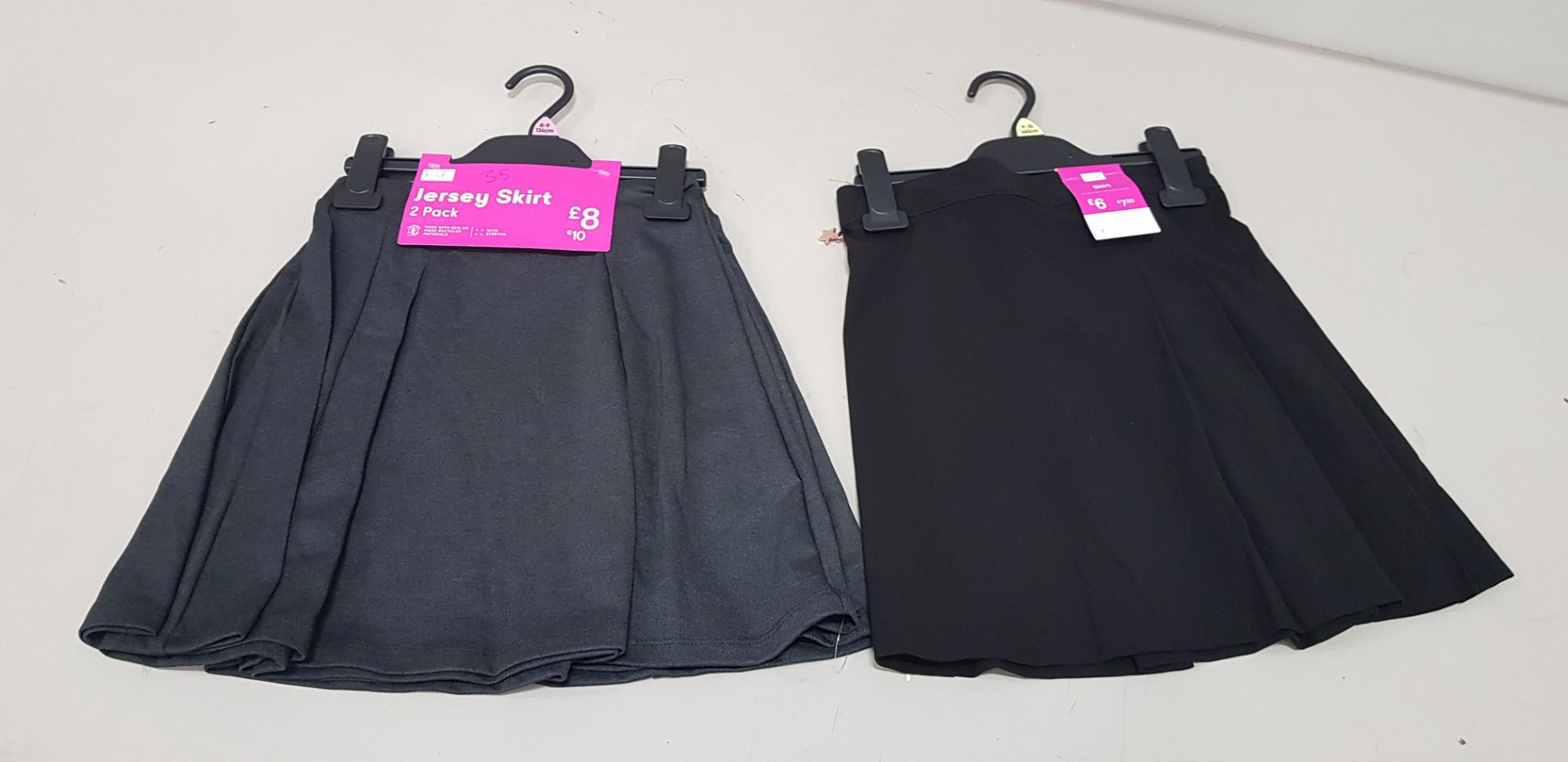 75 X MIXED SKIRT LOT TO INCLUDE 35 X BRAND NEW F&F PACKS OF 2 GIRLS JERSEY SKIRTS ALL IN GREY IN