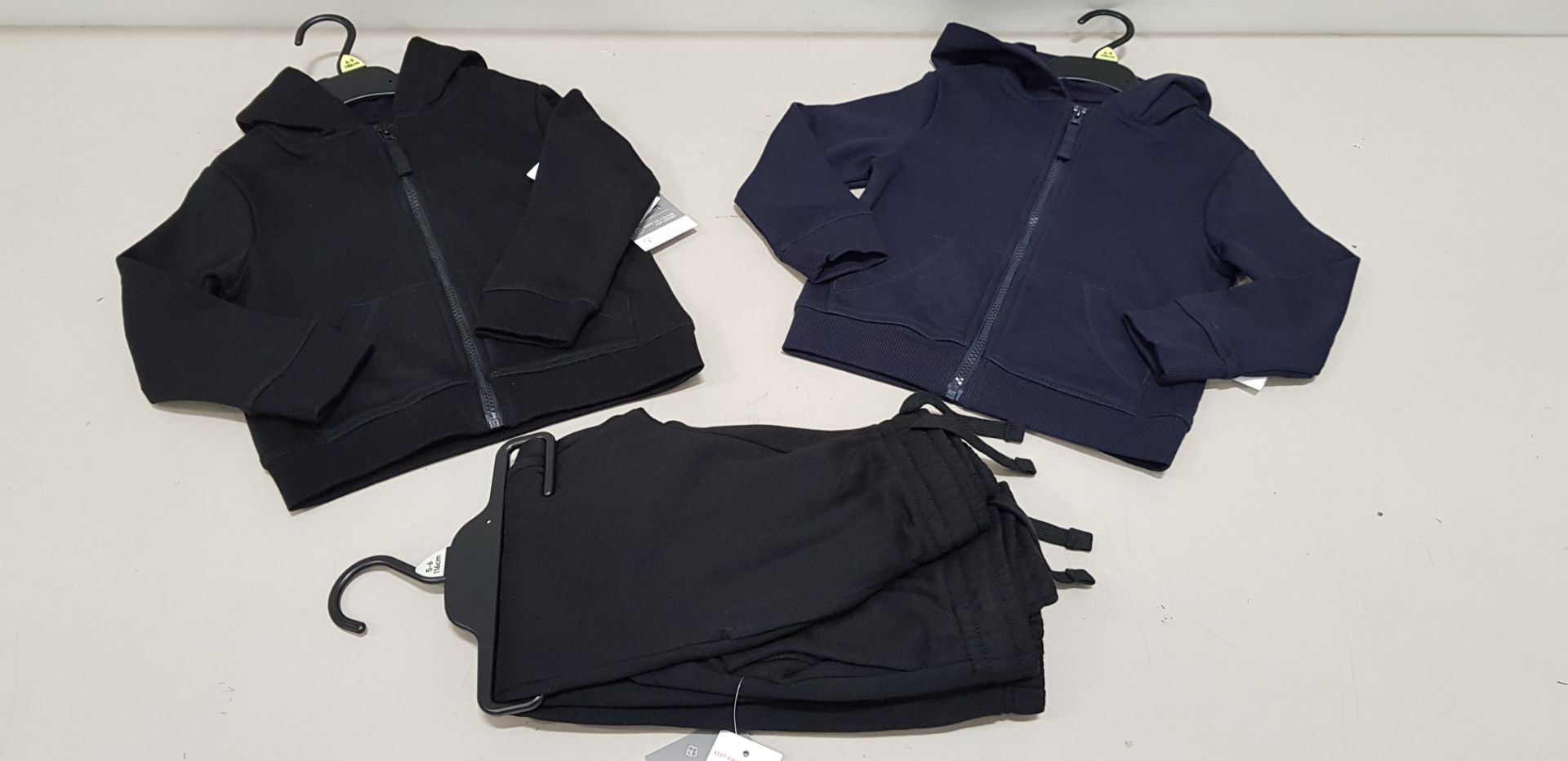 100+ PIECE MIXED F&F LOT CONTAINING 80 X BRAND NEW BOYS BLACK AND NAVY ZIP UP HOODIES ALL 4-5 YRS (