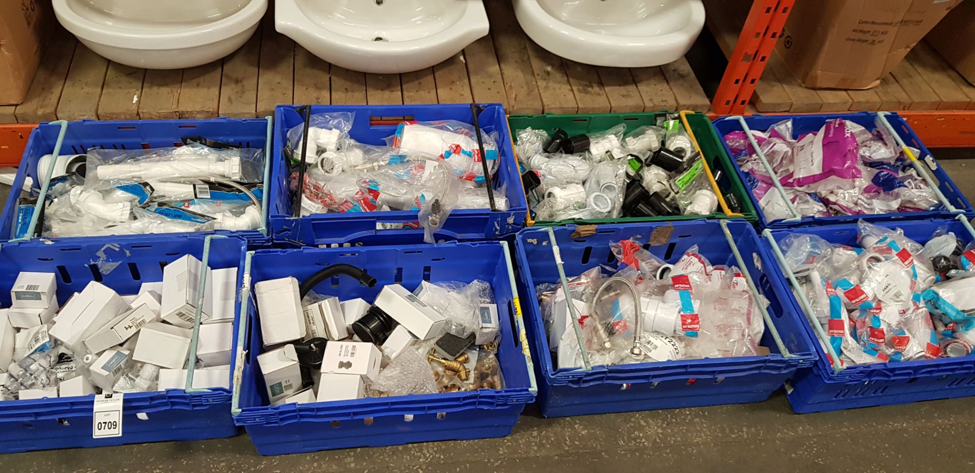 8 TRAYS OF ASSORTED PLUMBING CONTAINING MODERN ANGLED RADIATOR VALVES , BASIN WASTE PLUG , 1 1/4