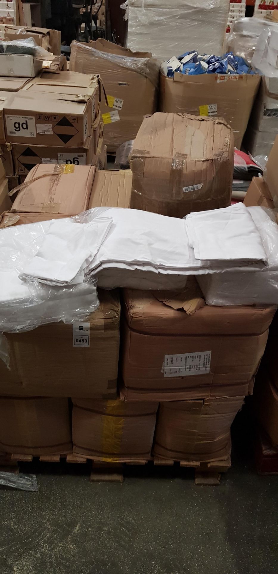 APPROX 225 X WHITE DUVET COVERS. SIZE 218X229CM. (15 BOXES ON FULL PALLET)