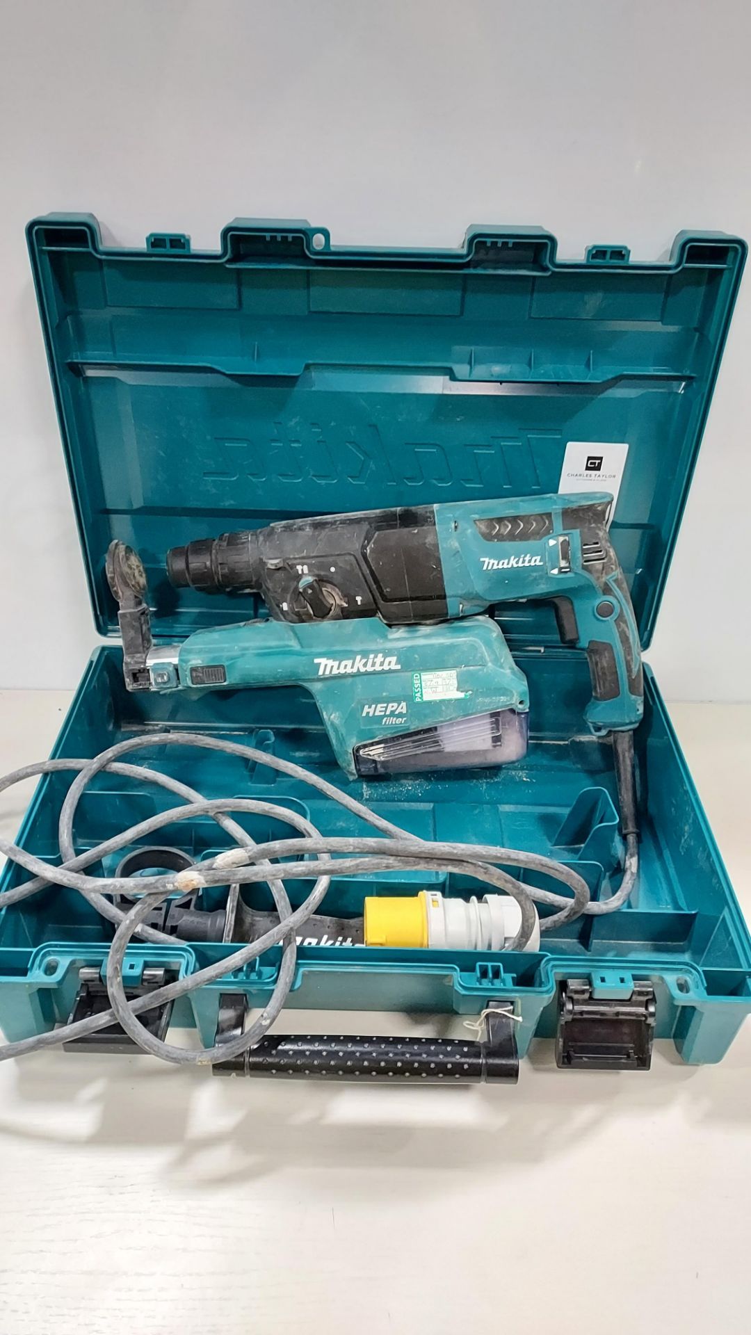 1 X MAKITA COMBINATION HAMMER DRILL WITH SELF DUST COLLECTION. HR2650, 110V