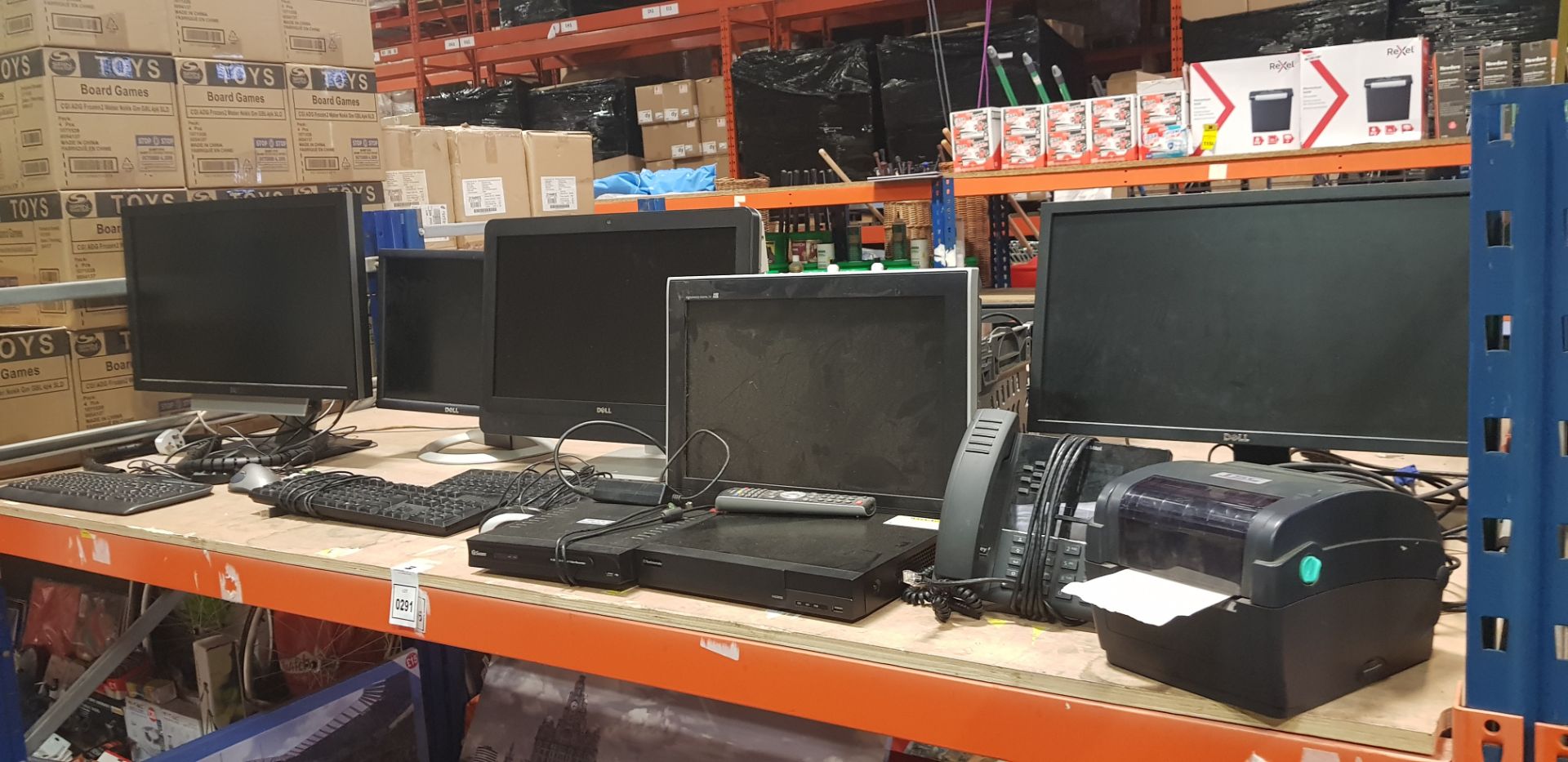 15 PIECE TECH LOT CONTAINING MONITORS TO INCLUDE 5 X DELL / TOSHIBA MONITORS , VARIOUS KEYBOARDS -