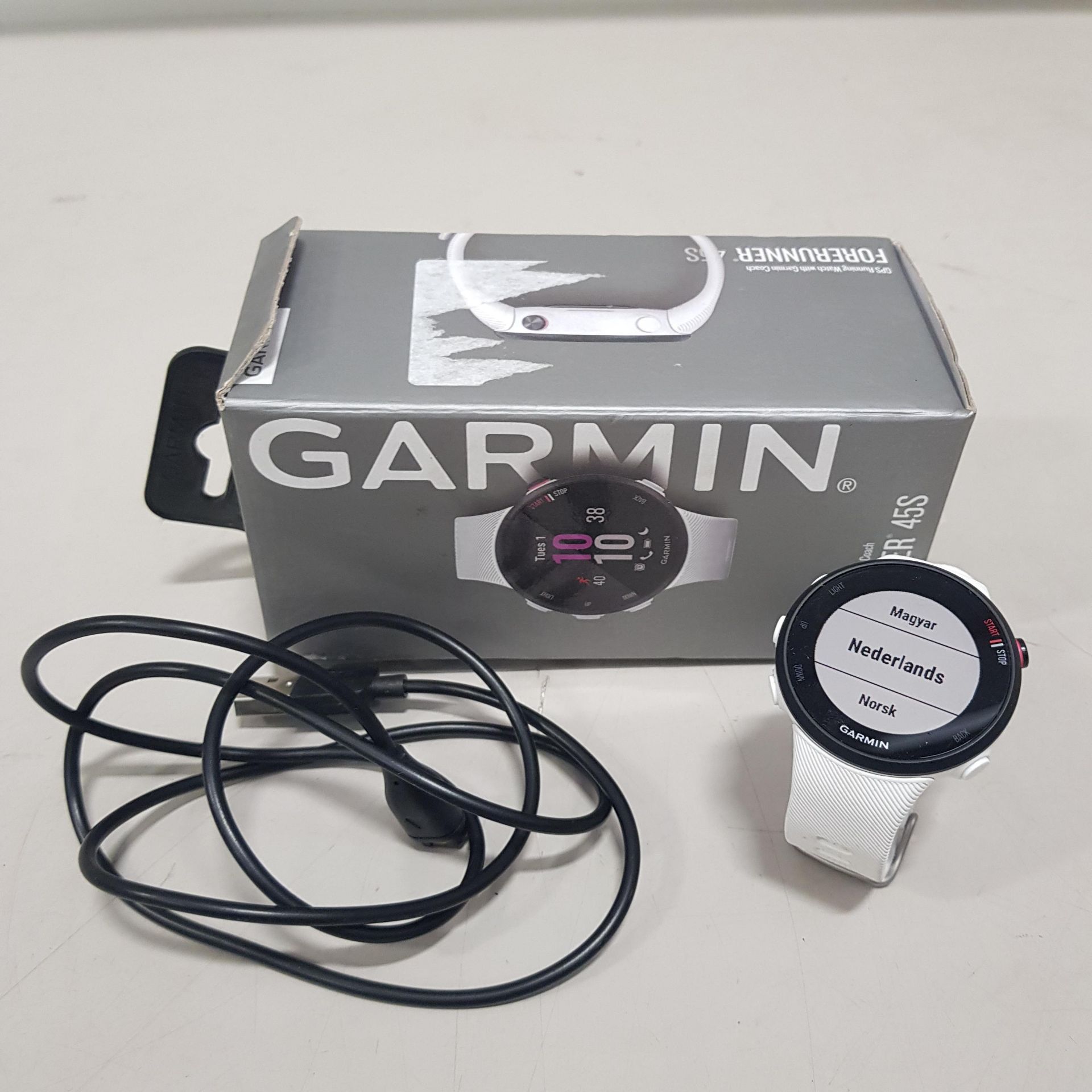 1 X GARMIN FORERUNNER 45S IN WHITE - WITH CHARGER