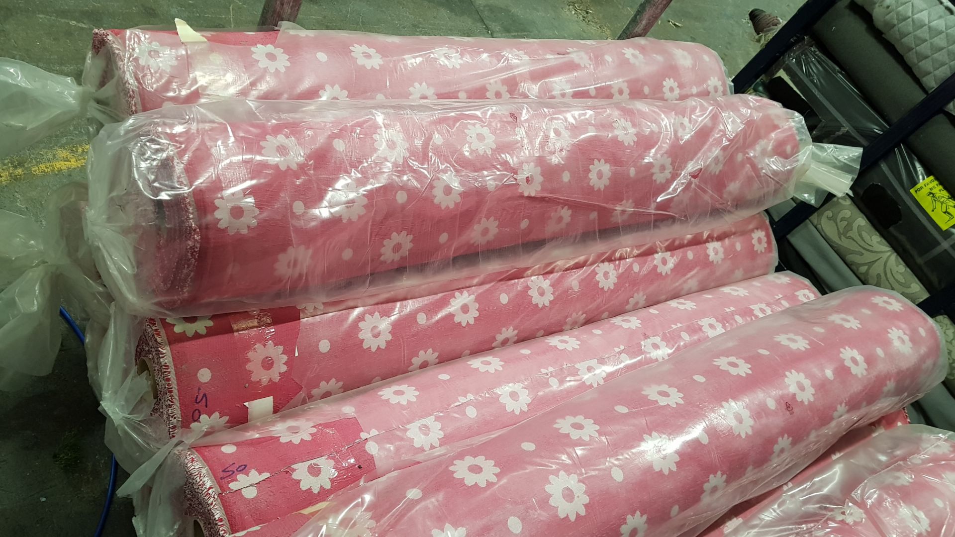 50 METRE ROLL OF PINK & WHITE FLORAL PATTERNED FABRIC (150CM WIDE) - TOTAL 75M/2