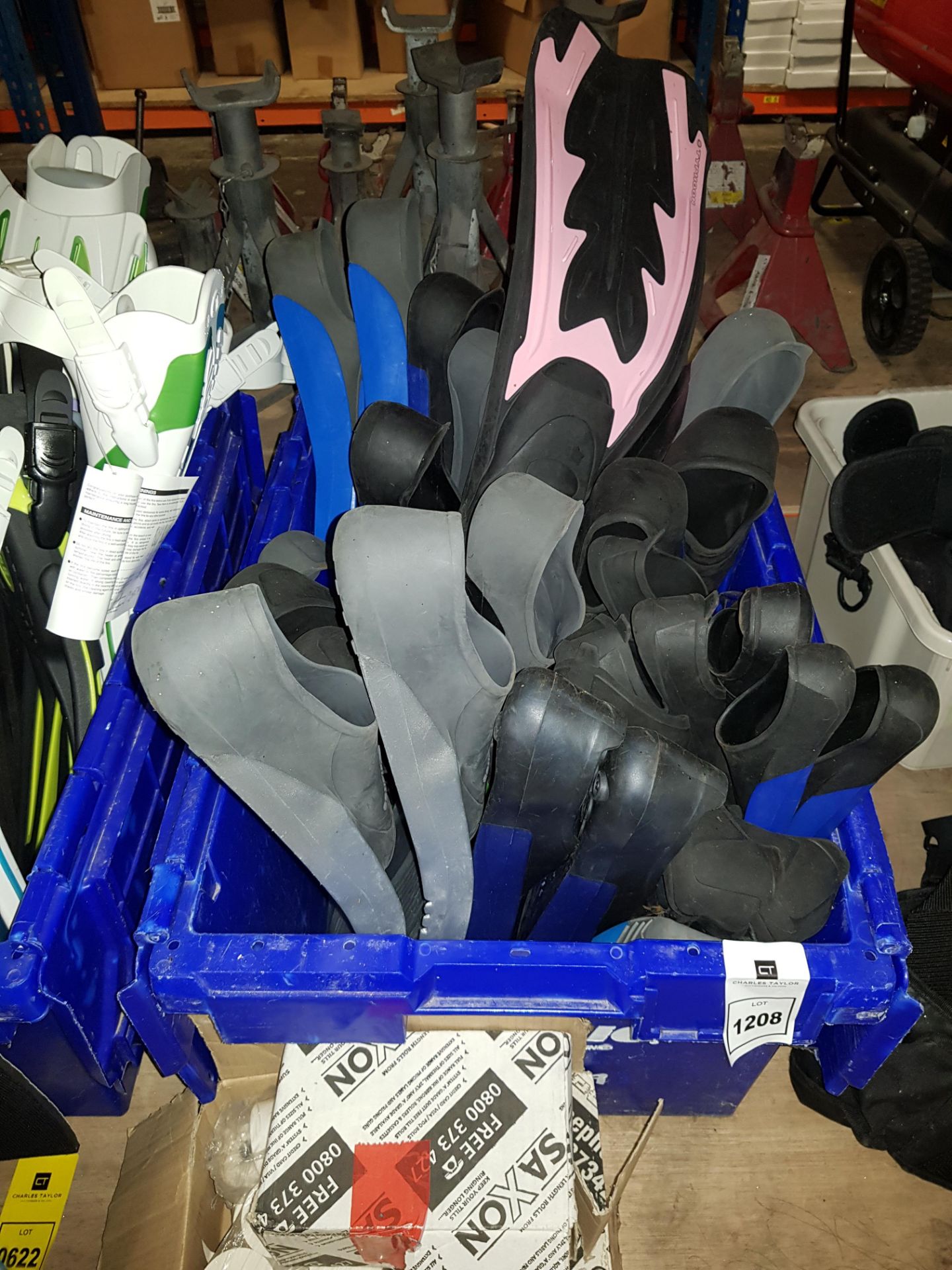 5 LARGE TRAYS OF MIXED DIVING EQUIPMENT TO INCLUDE VARIOUS DIVING FINS (SOME ARE BRAND NEW), RALF - Image 3 of 4