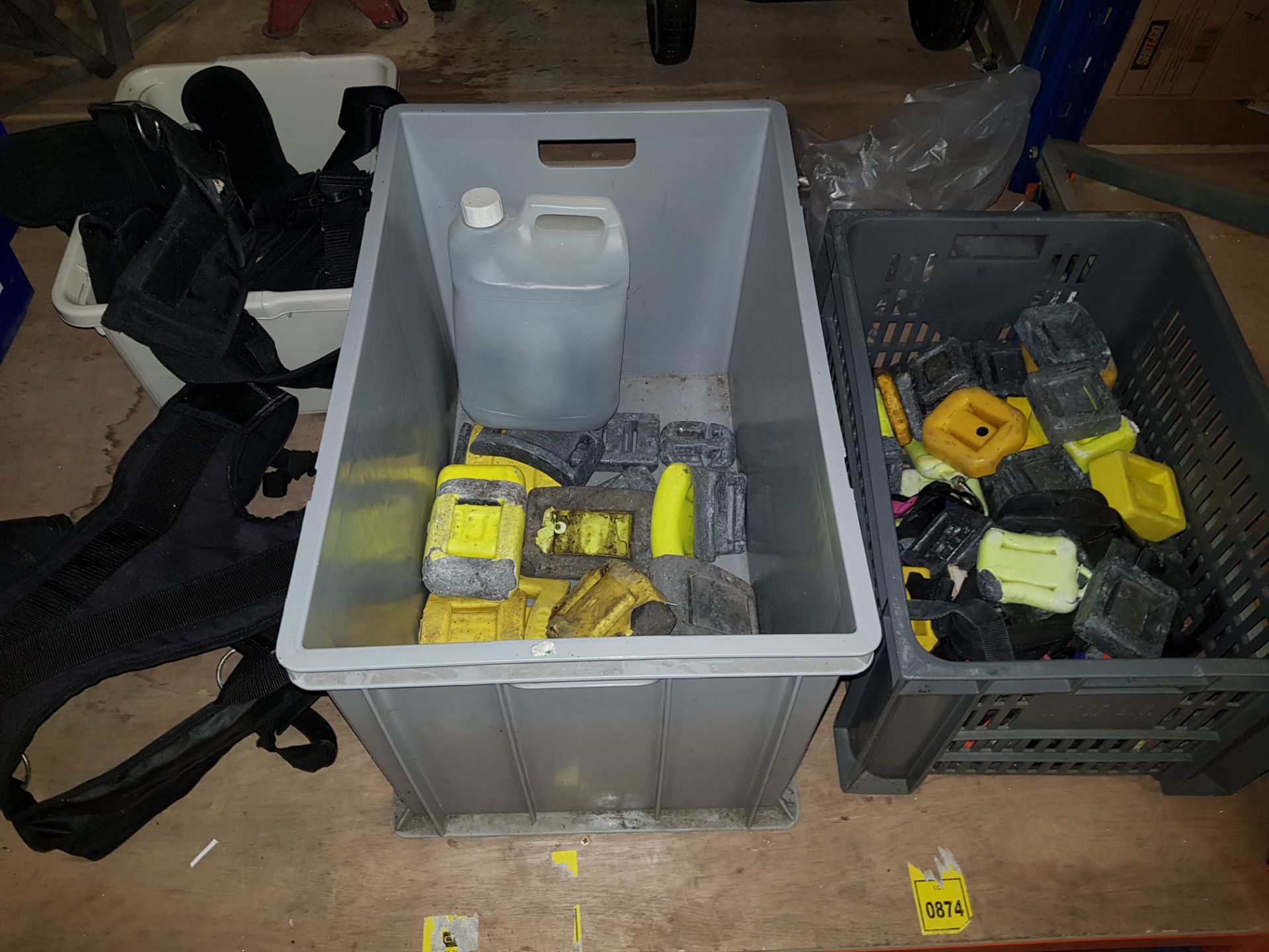 5 LARGE TRAYS OF MIXED DIVING EQUIPMENT TO INCLUDE VARIOUS DIVING FINS (SOME ARE BRAND NEW), RALF - Image 4 of 4