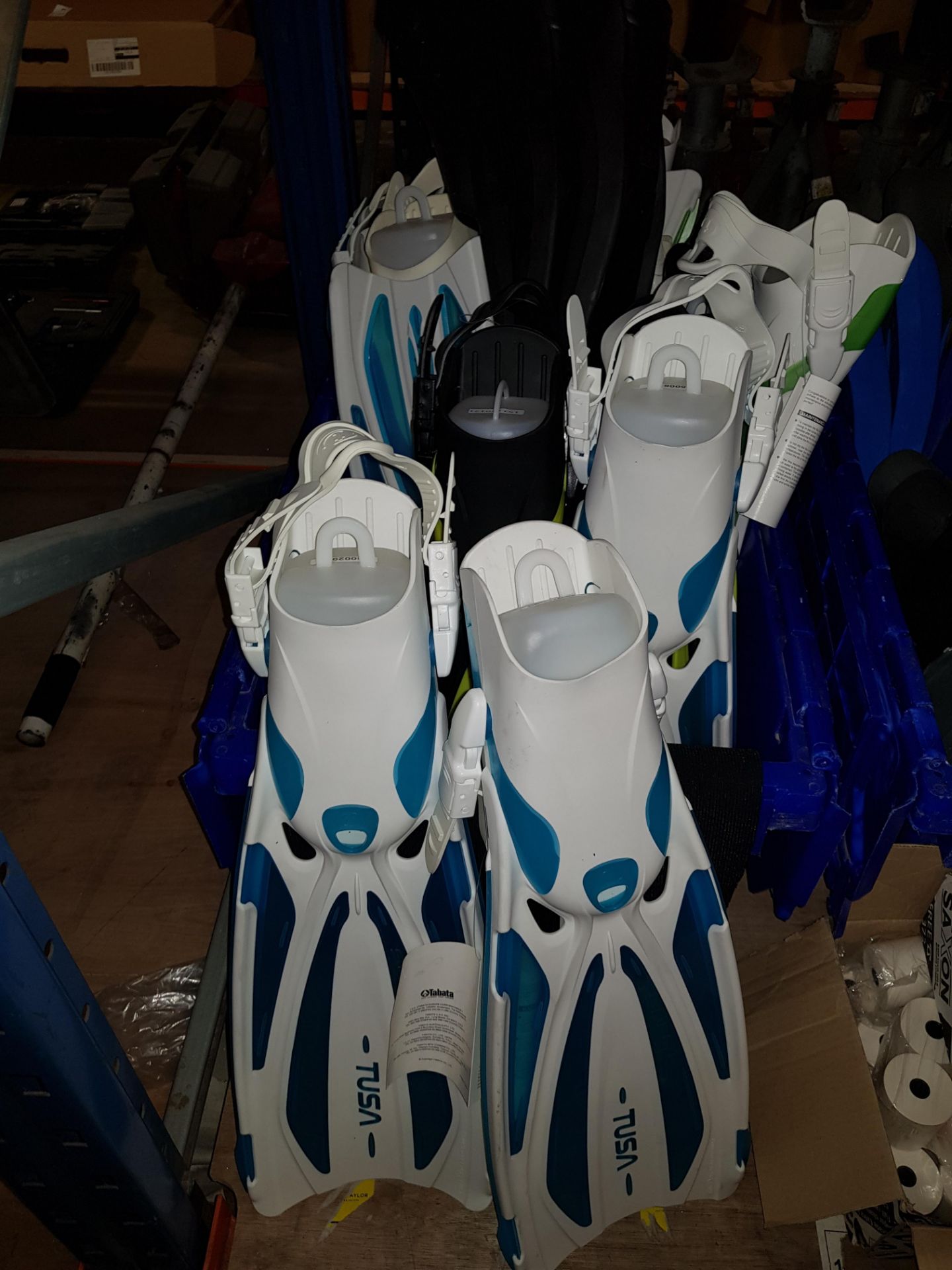 5 LARGE TRAYS OF MIXED DIVING EQUIPMENT TO INCLUDE VARIOUS DIVING FINS (SOME ARE BRAND NEW), RALF - Image 2 of 4