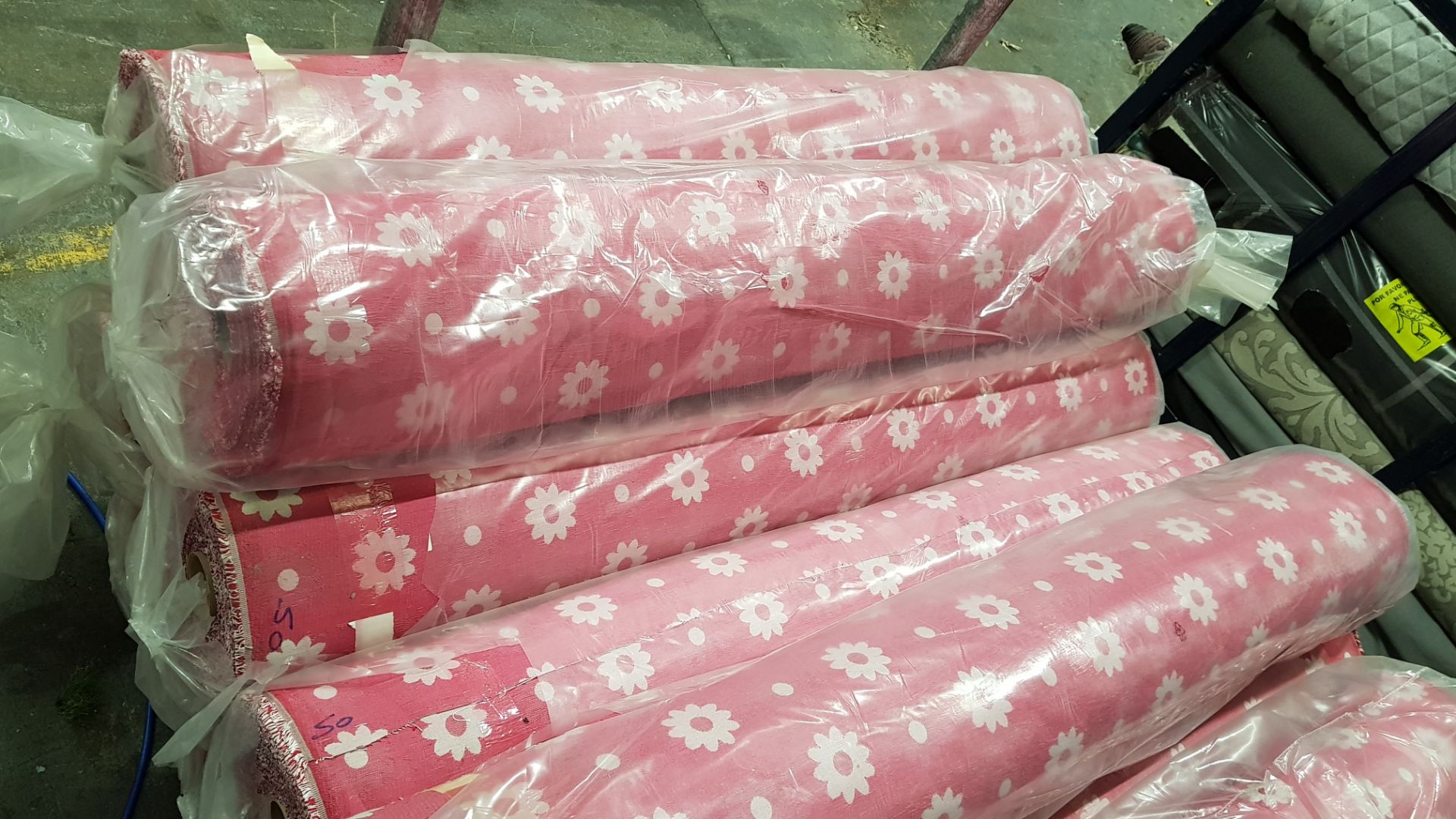 50 METRE ROLL OF PINK & WHITE FLORAL PATTERNED FABRIC (150CM WIDE) - TOTAL 75M/2
