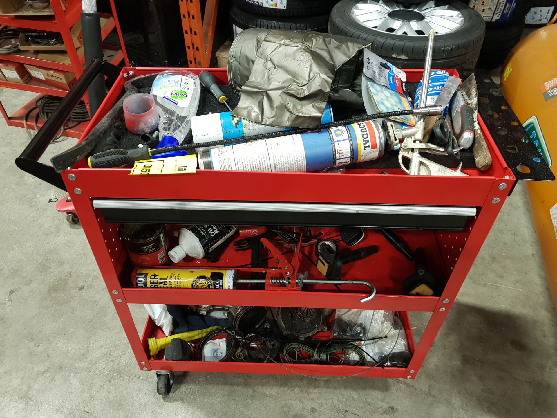 1 X TOOL TROLLEY WITH 1 DRAWER CONTAINING VARIOUS TOOLS TO INCLUDE SILICONE GUN , FOAM GUN , FLASH