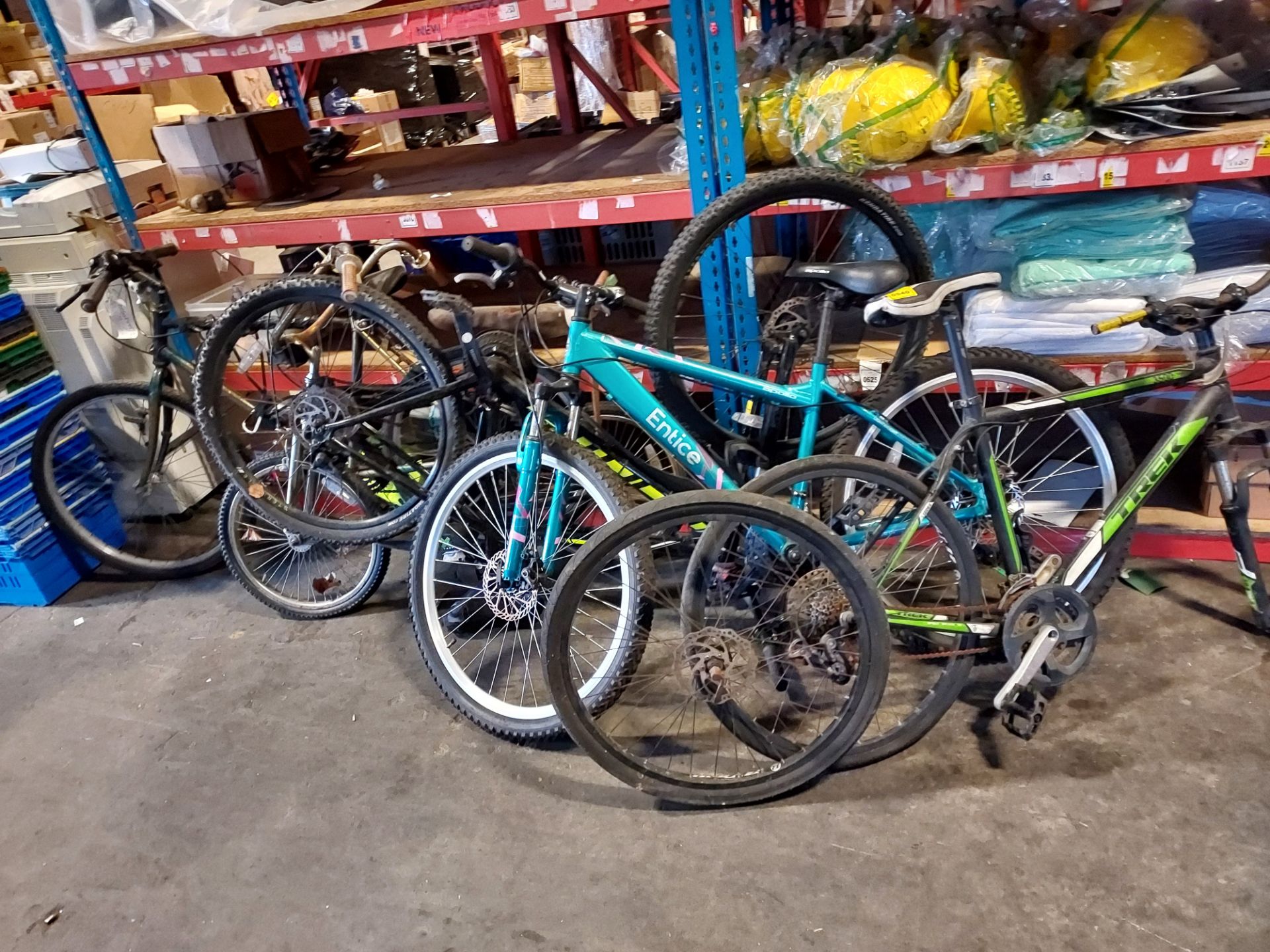 5 X VARIOUS BIKES I.E TREK MOUNTAIN BIKE, APOLLO ENTICE BIKE, STERNODALE BIKE, ETC