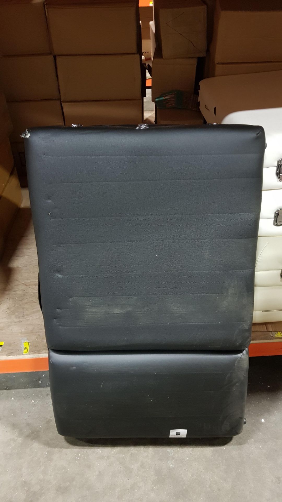 5 X USED FOLDABLE MASSAGE BEDS ( 4 X WHITE , 1 X BLACK )- PLEASE NOTE SOME HAVE RIPS / SLIGHT MARKS - Image 2 of 2
