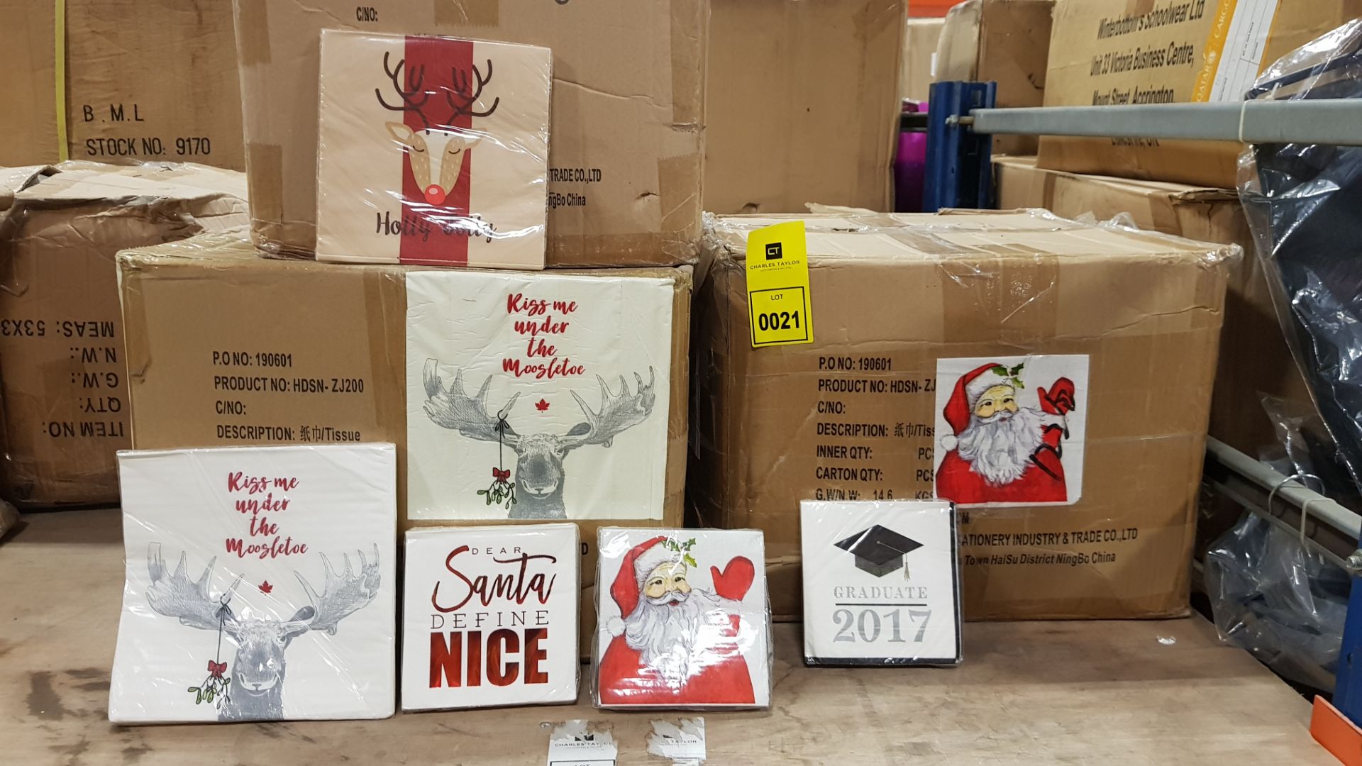 600 PKS OF X BRAND NEW CHRISTMAS TISSUE/NAPKINS IN VARIOUS STYLES AND SIZES I.E KISS ME UNDER THE