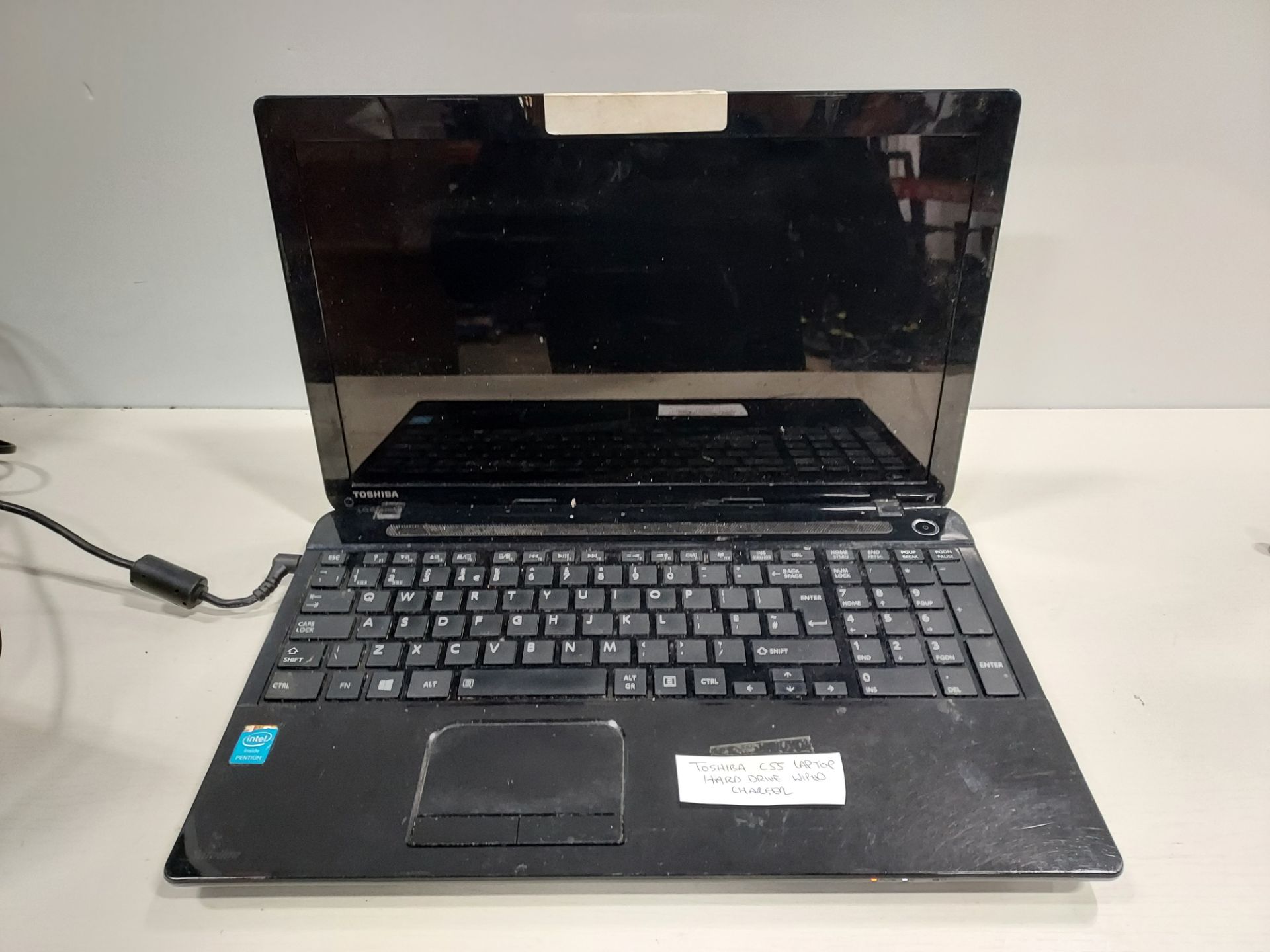 1 X TOSHIBA C55 LAPTOP - HARD DRIVE WIPED -NO OS- WITH CHARGER -