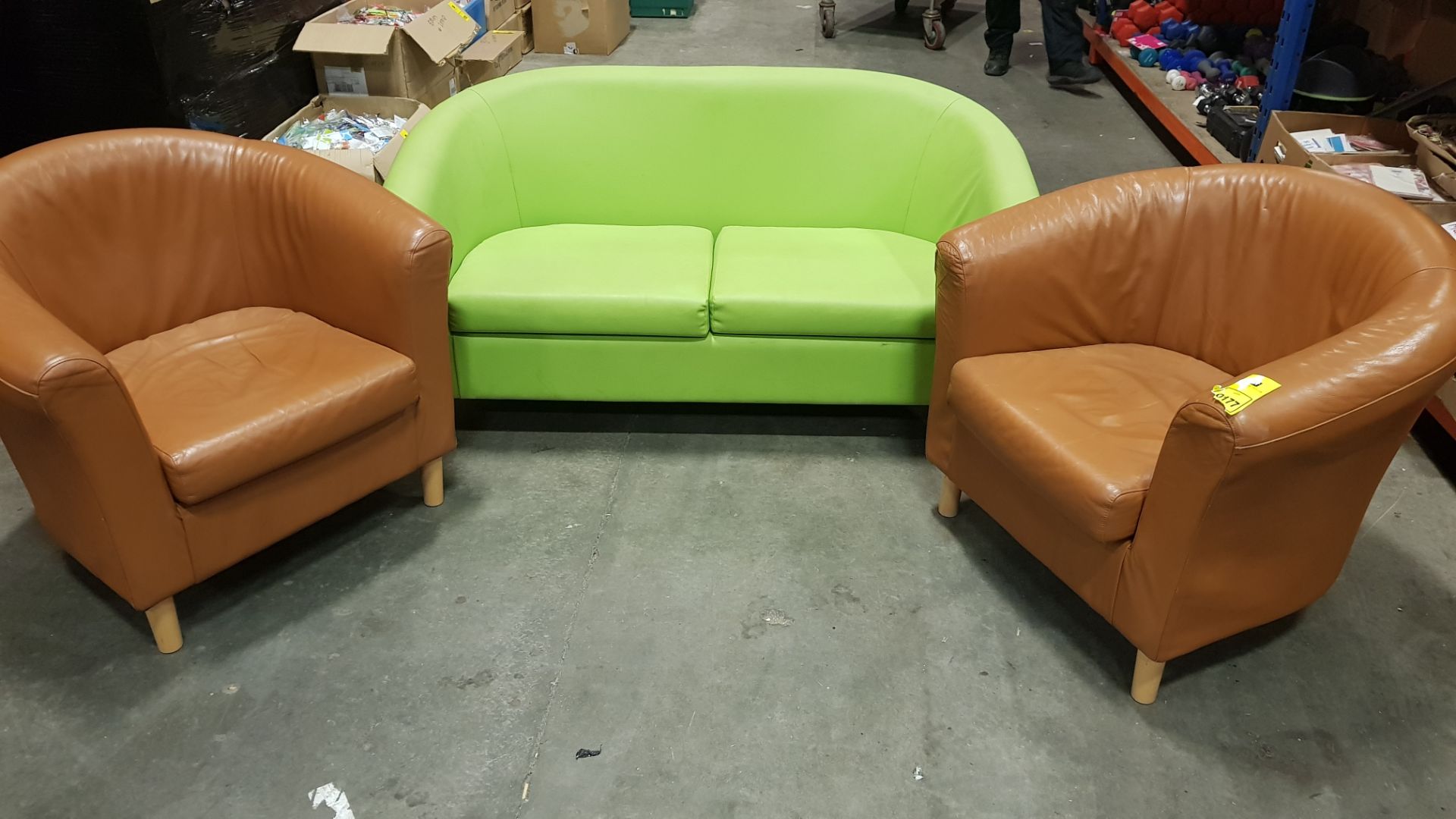 3 X PIECE MIXED FURNITURE LOT CONTAINING 2 SEATER SOFA (SLIGHT DAMAGE) 2 X LEATHER STYLE ARM